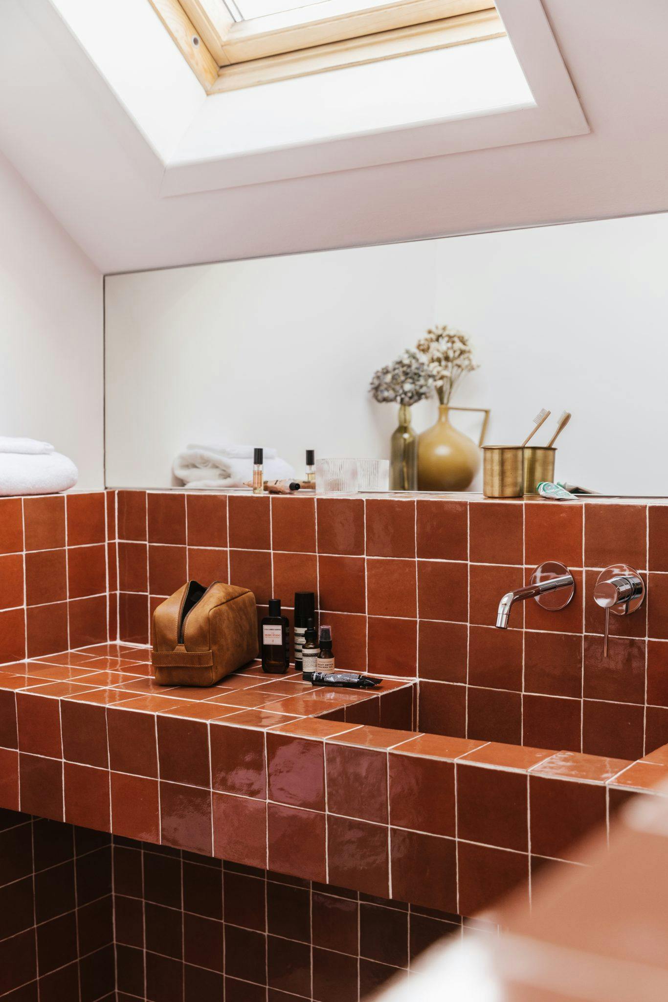 salle de bain à carreaux couleur brique