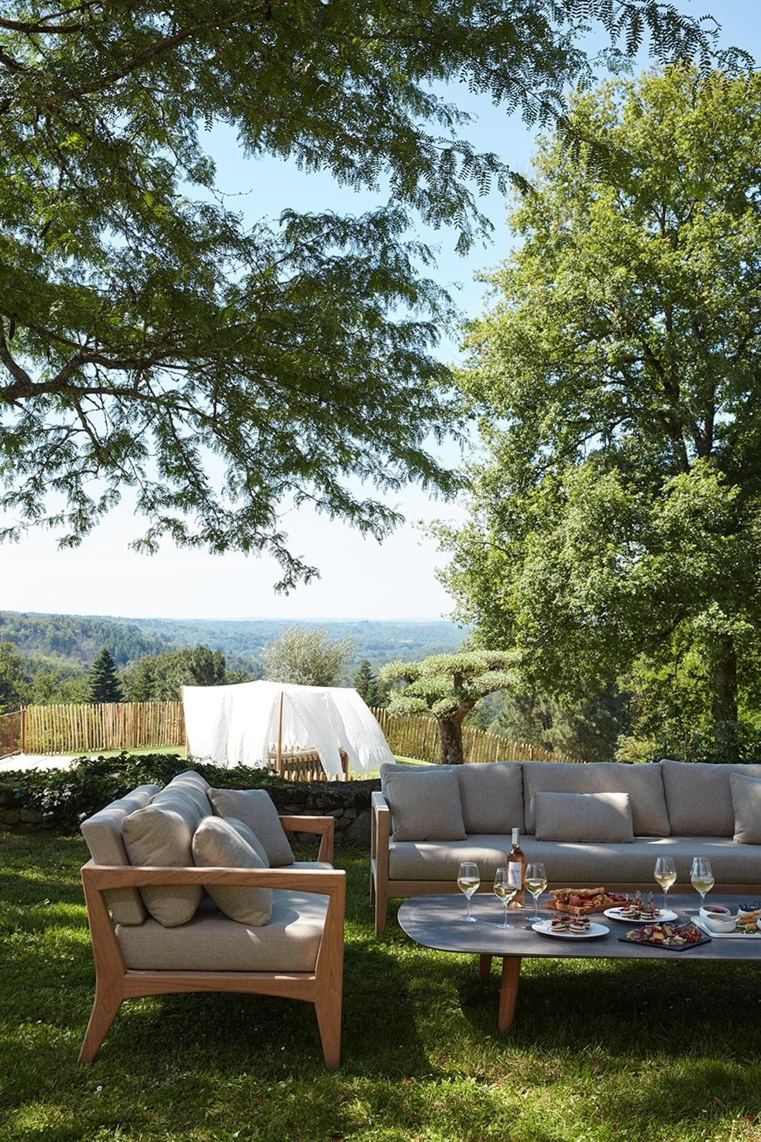 Depuis le jardin, on admire la vue.