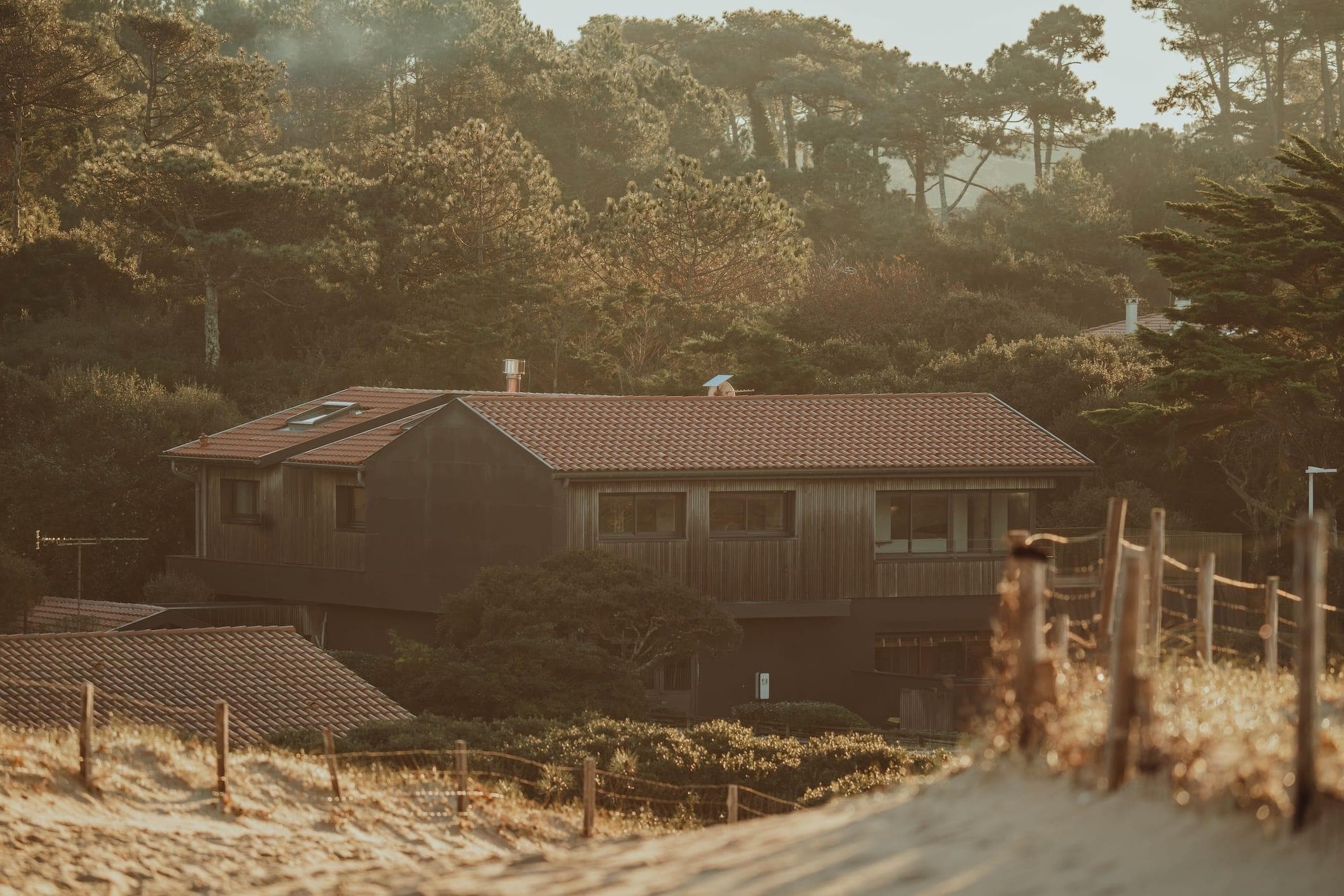 Villa Arranca, l’élégance des lignes contemporaines au coeur des dunes.