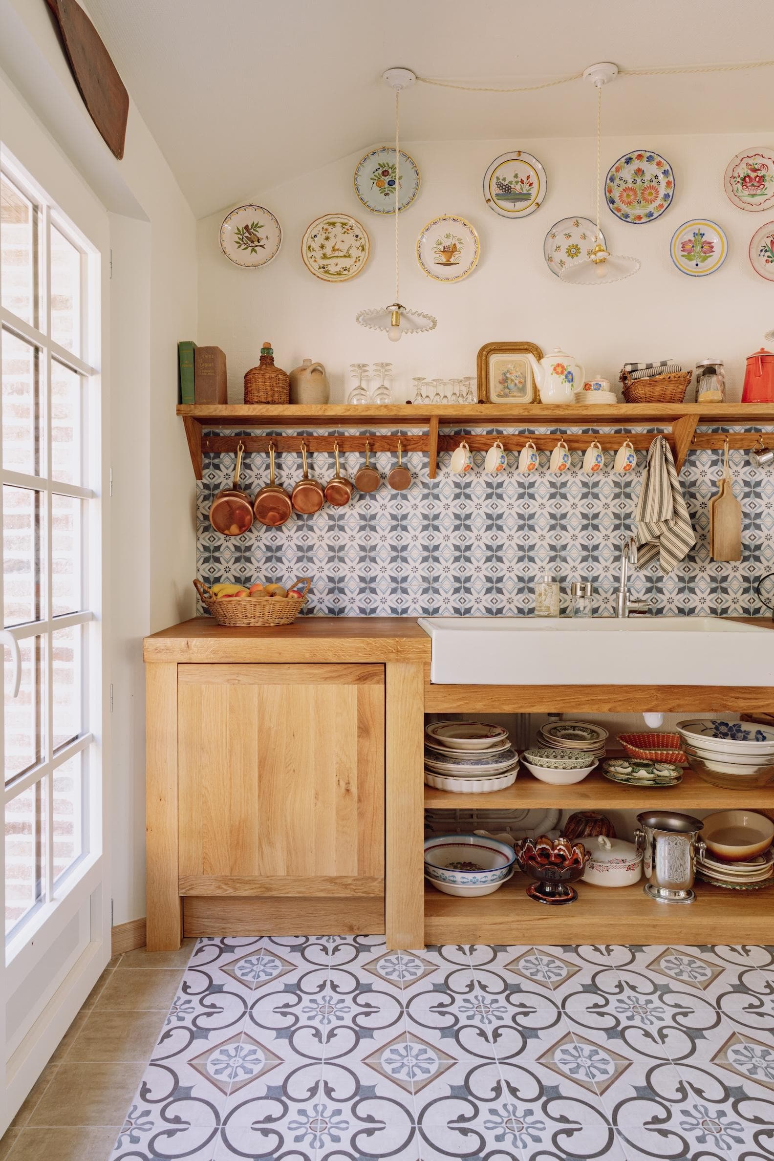 Dans la jolie cuisine, les assiettes font office de décoration.