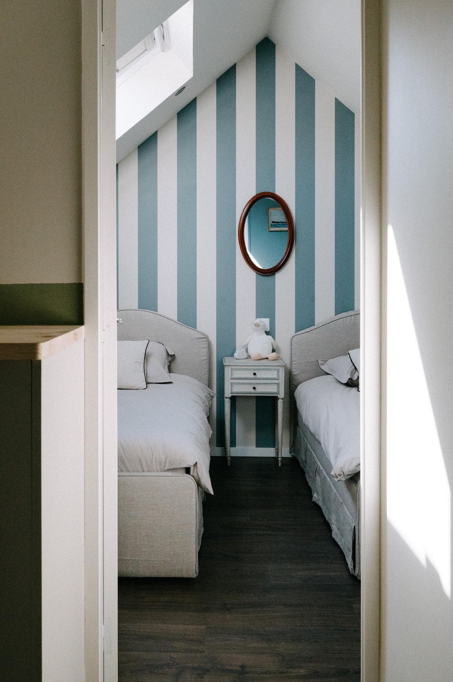 The blue bedroom, reminiscent of cheerful beach umbrellas. © Marie Guillaume