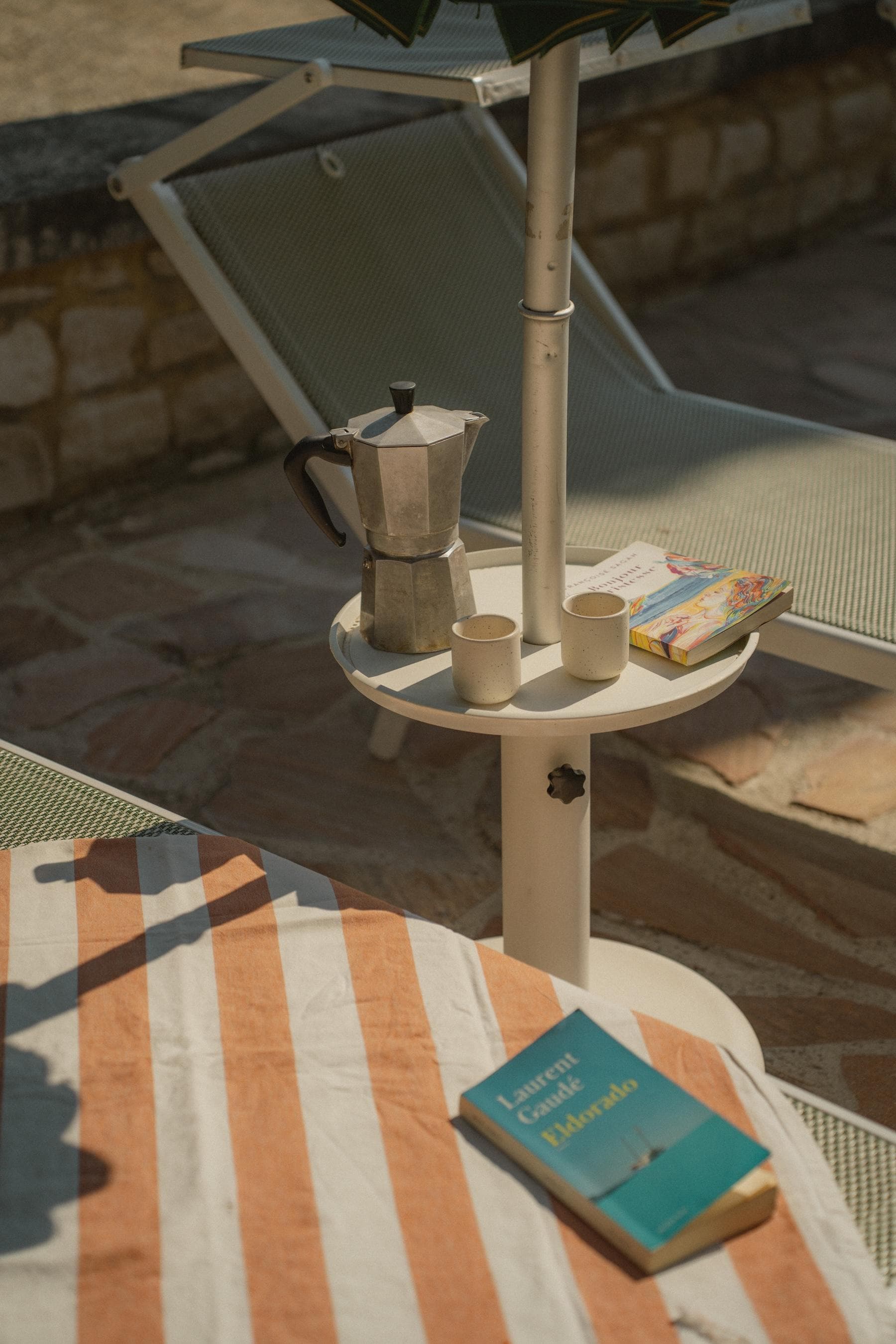 Un café au bord de la piscine pour bien démarrer la journée.