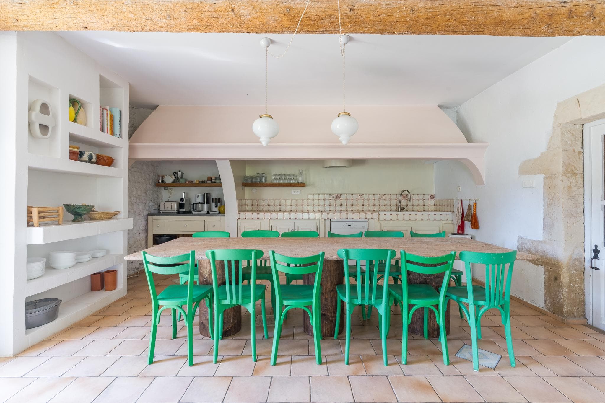 La table de ferme où se réunir en nombre.