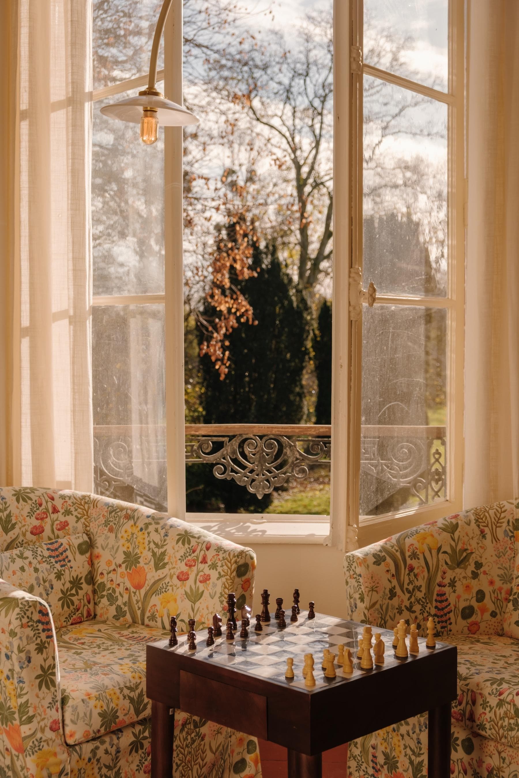 Partout dans la maison, des recoins où faire la sieste, lire, discuter... © November Studio