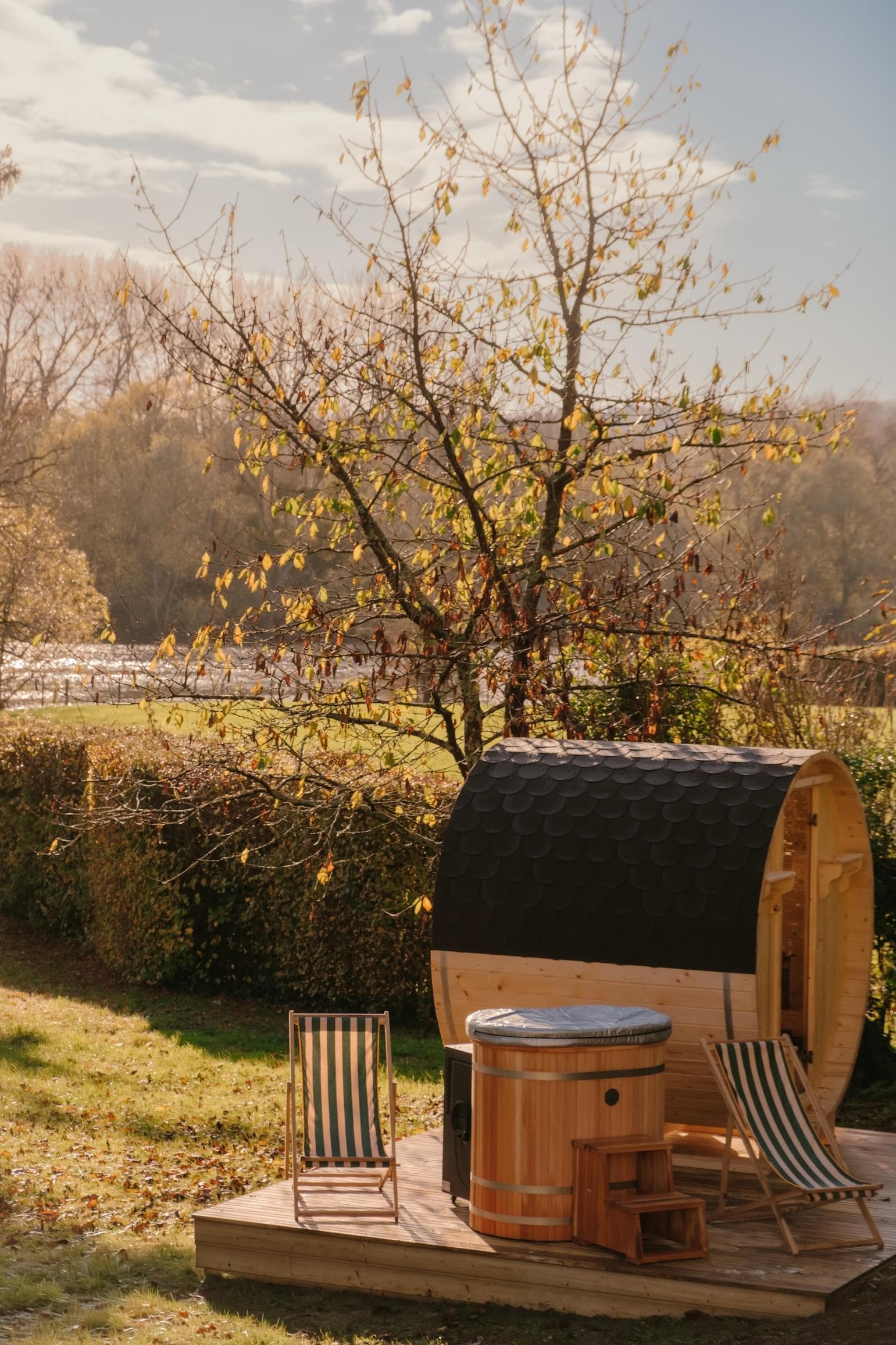 Au bout du jardin, on admire les reflets de la Seine. © November Studio
