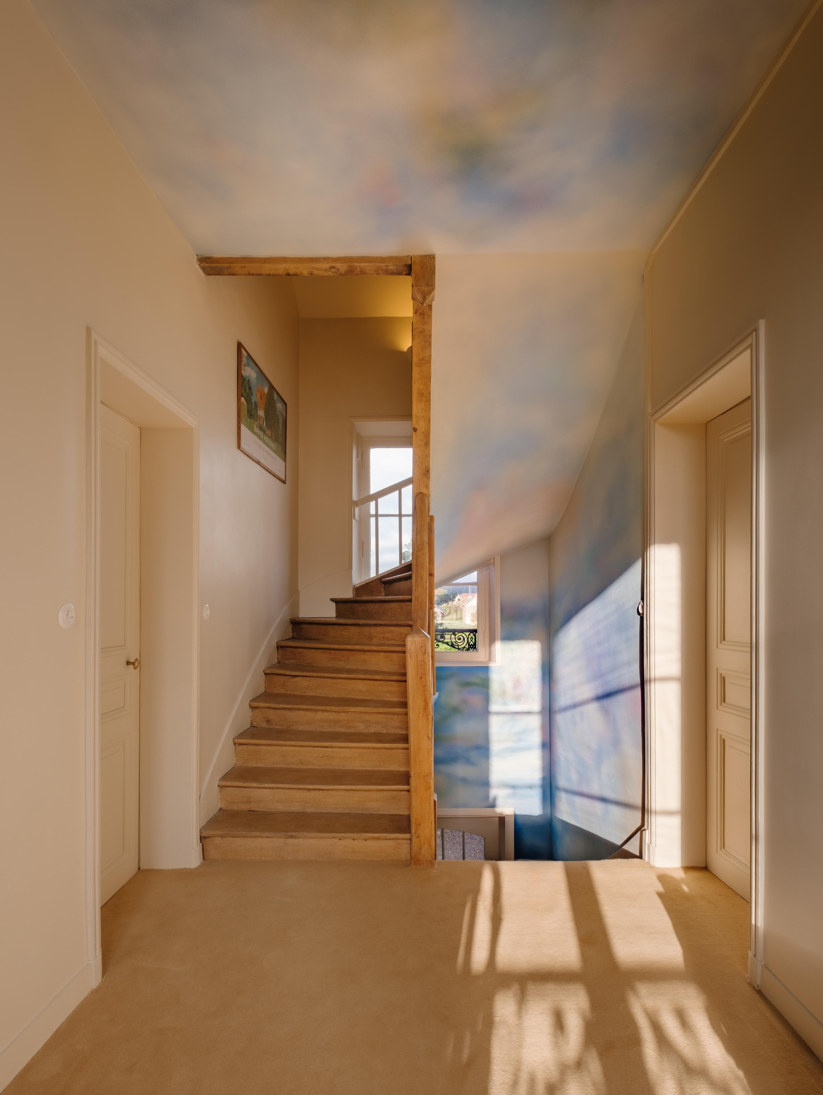 Entre deux étages, la fresque d'Iris Cabos habille les murs. © November Studio