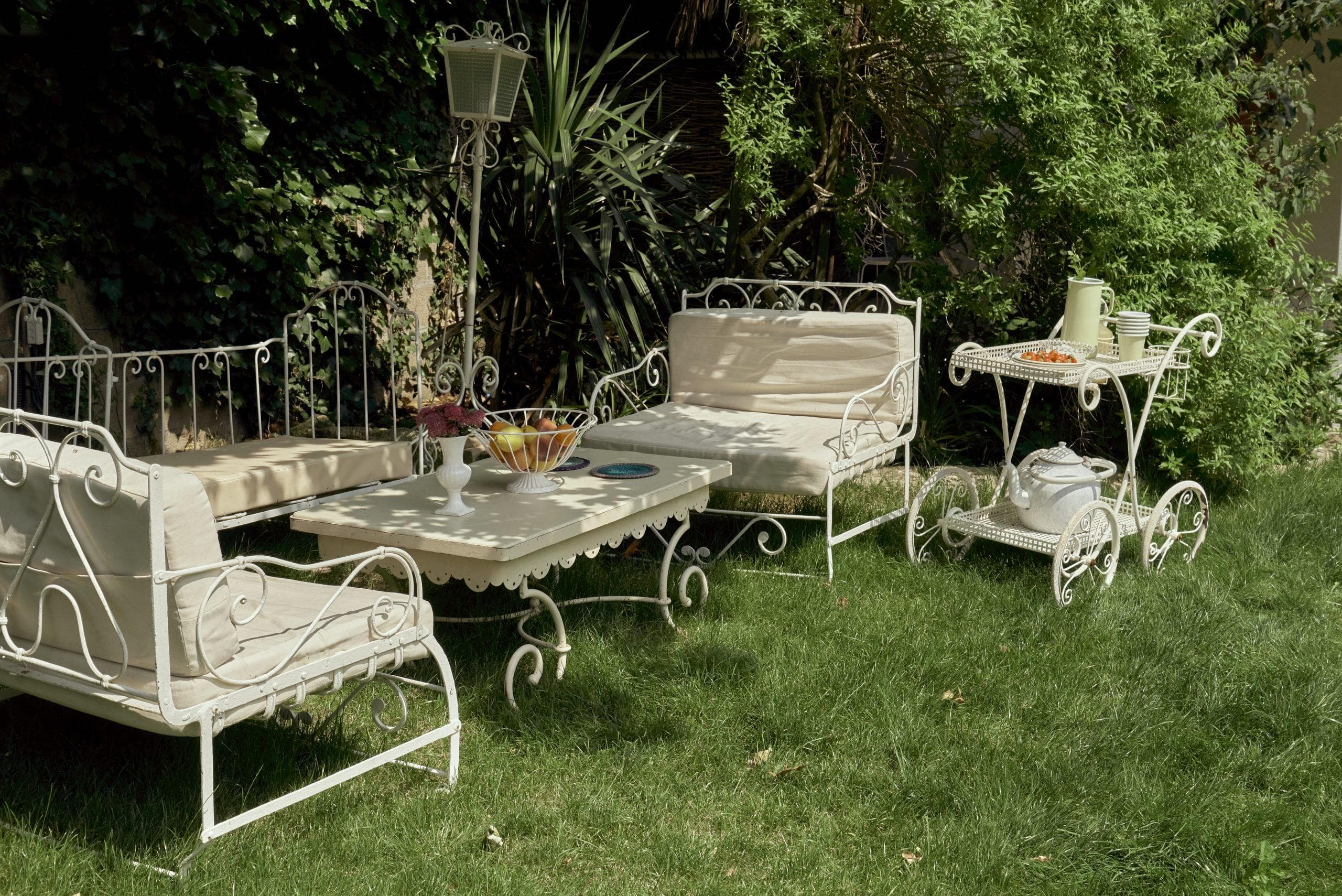 charmante table pour le thé dans le jardin