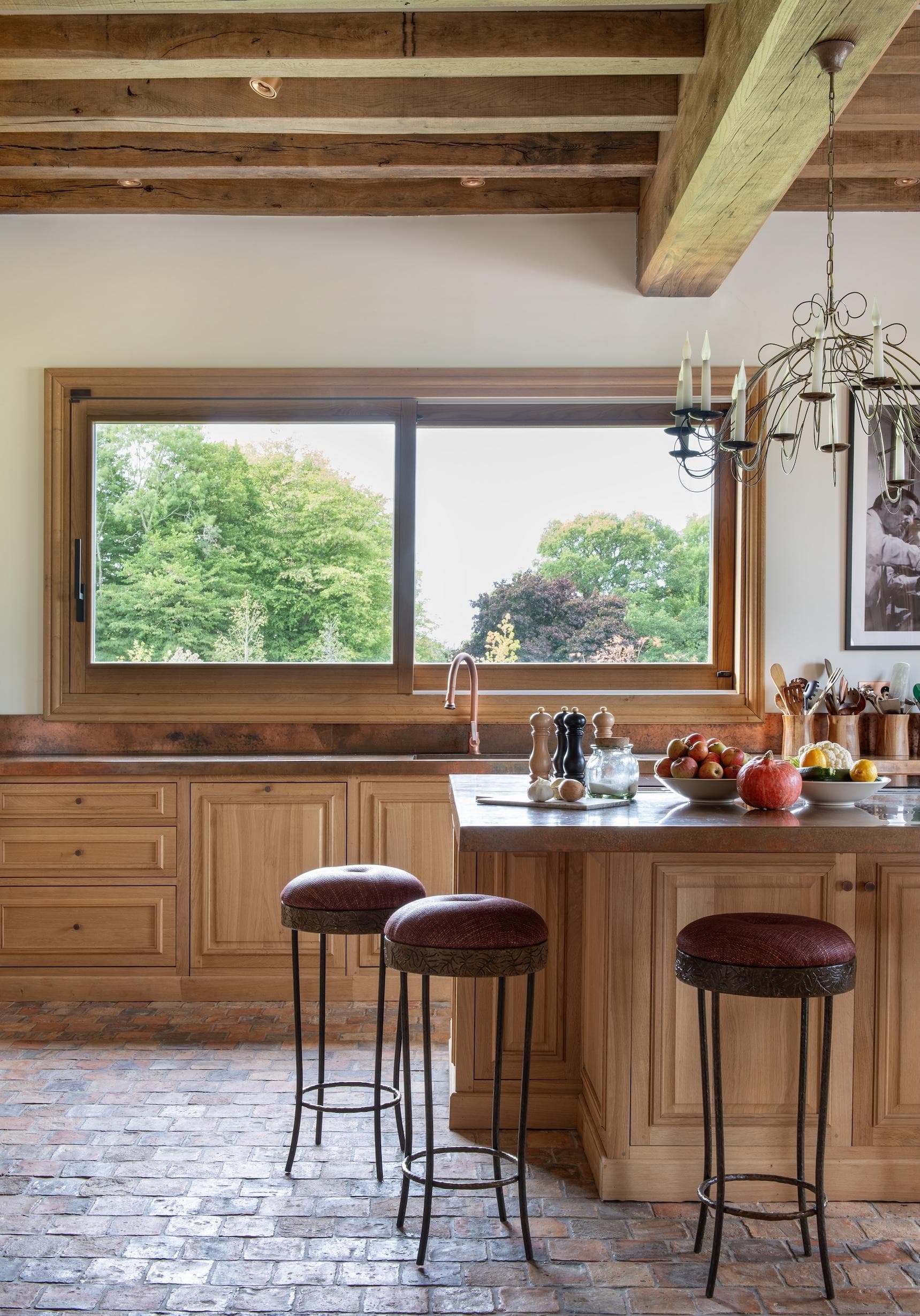 Depuis la cuisine, on concocte des petits plats en admirant le jardin.