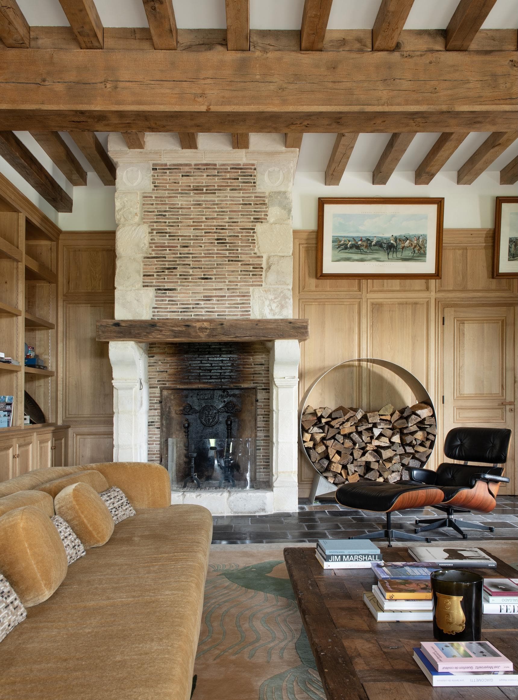 La grande cheminée où se réchauffer après une balade une forêt.