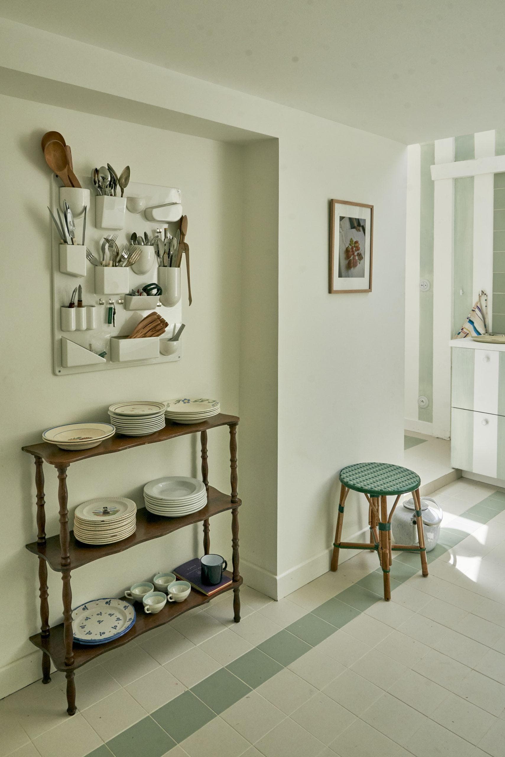 Hundreds of carefully selected vintage dishes - © Jade Deshayes.