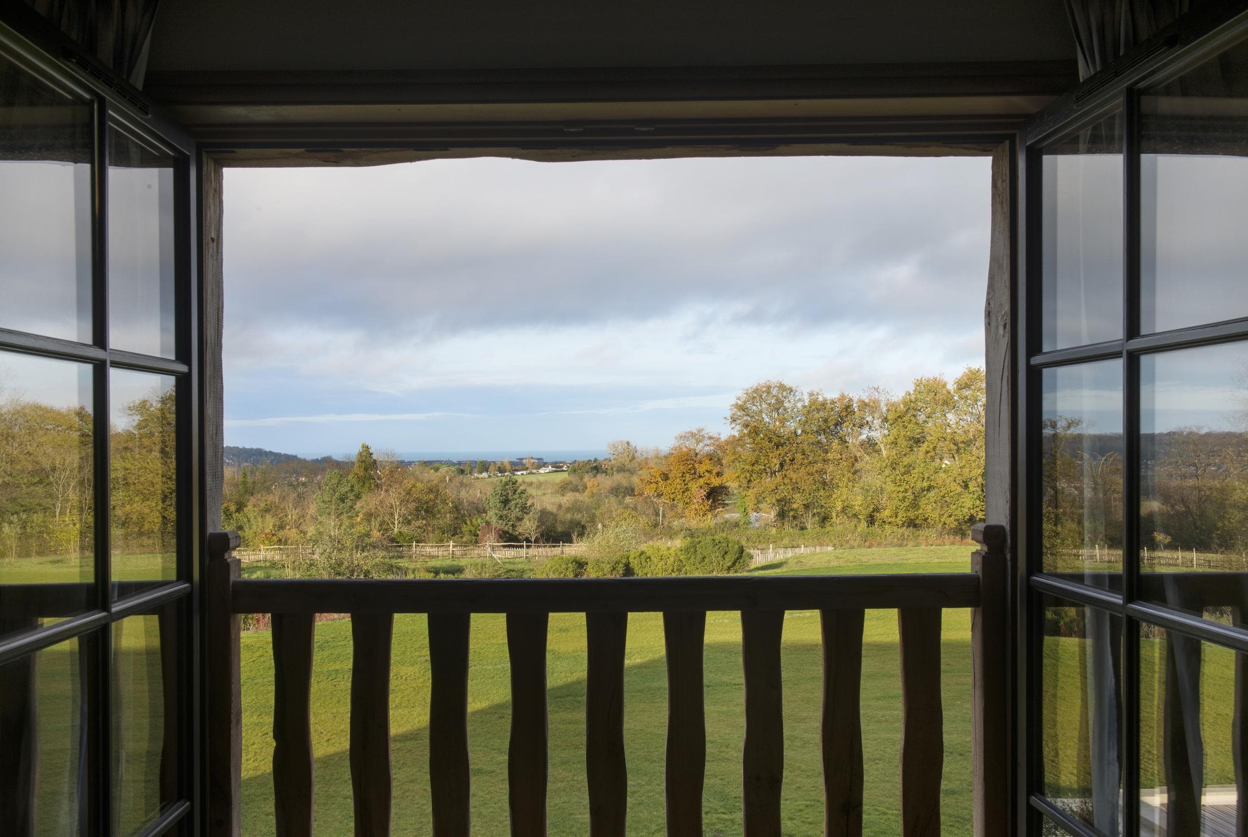 Si l'on regarde bien, la mer apparaît au loin.