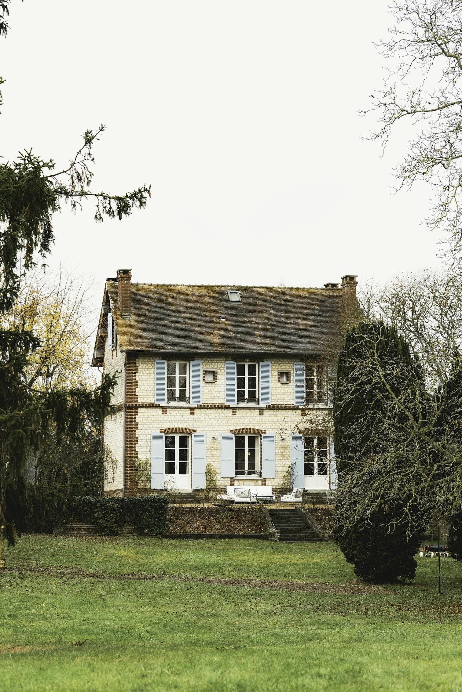 Rive sous le ciel automnal. © Léo Kharfan