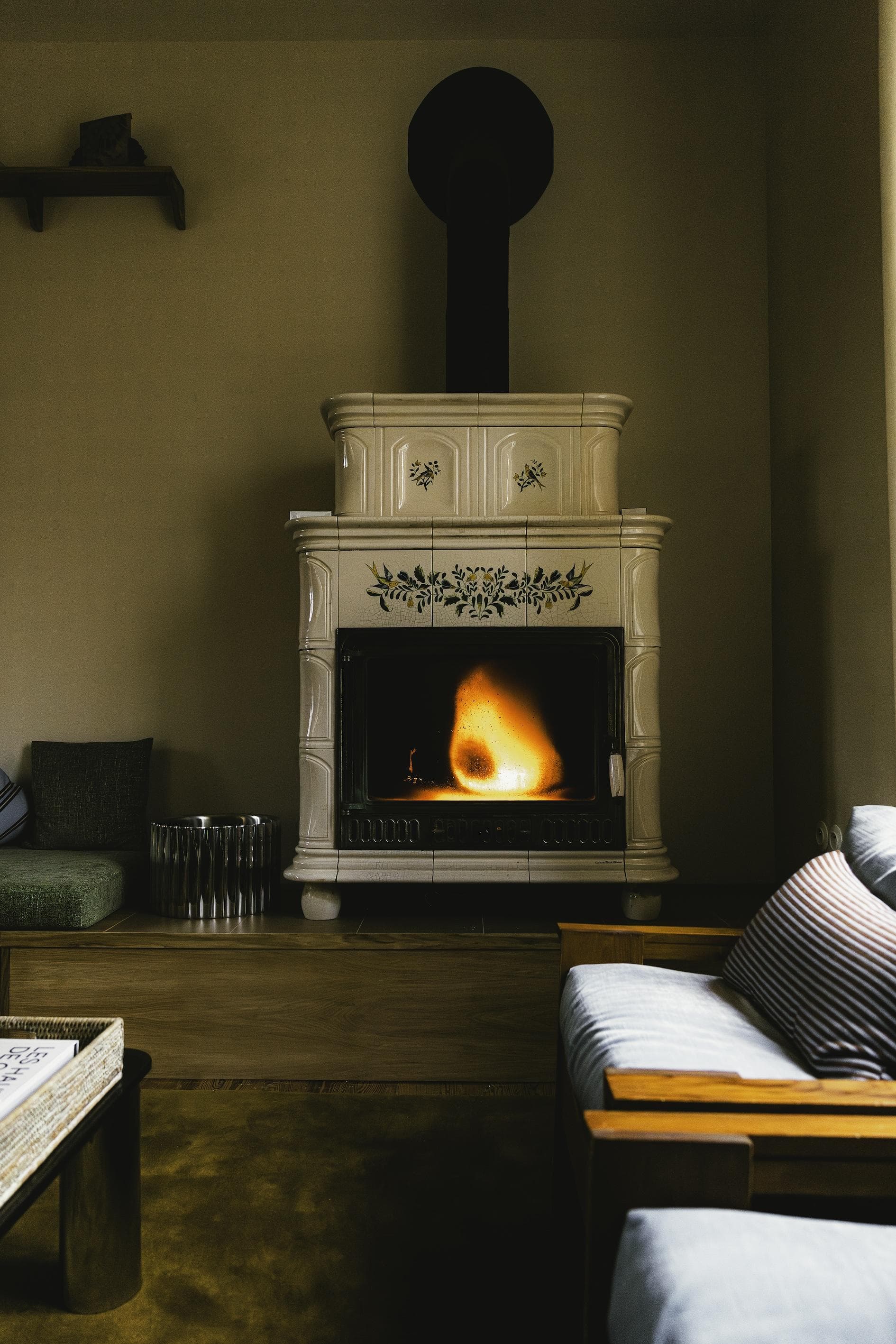 Après une balade au bord de la Seine, on se réchauffe au coin du poêle. © Léo Kharfan