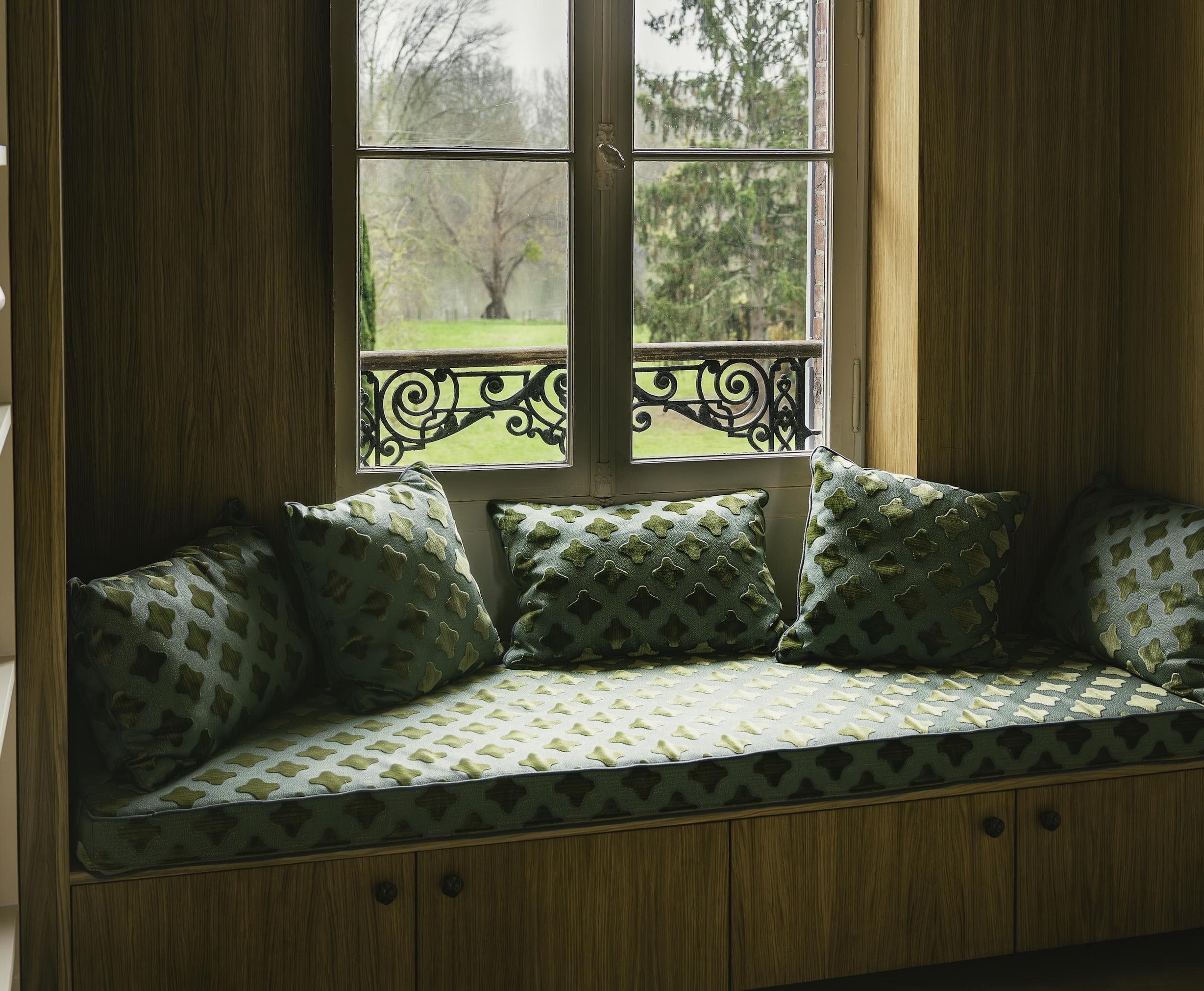 La banquette depuis laquelle admirer le jardin. © Léo Kharfan