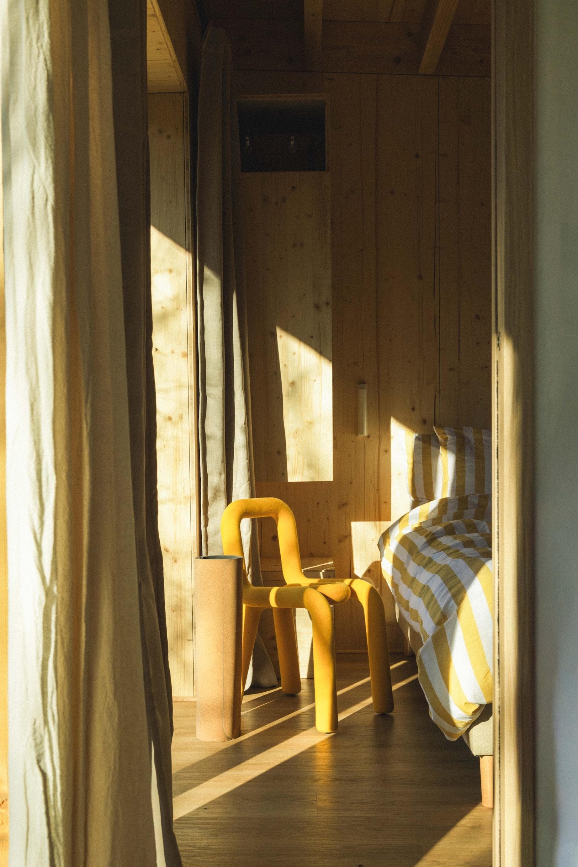 Le matin, le soleil se glisse dans les bicoques. © Pauline Azur