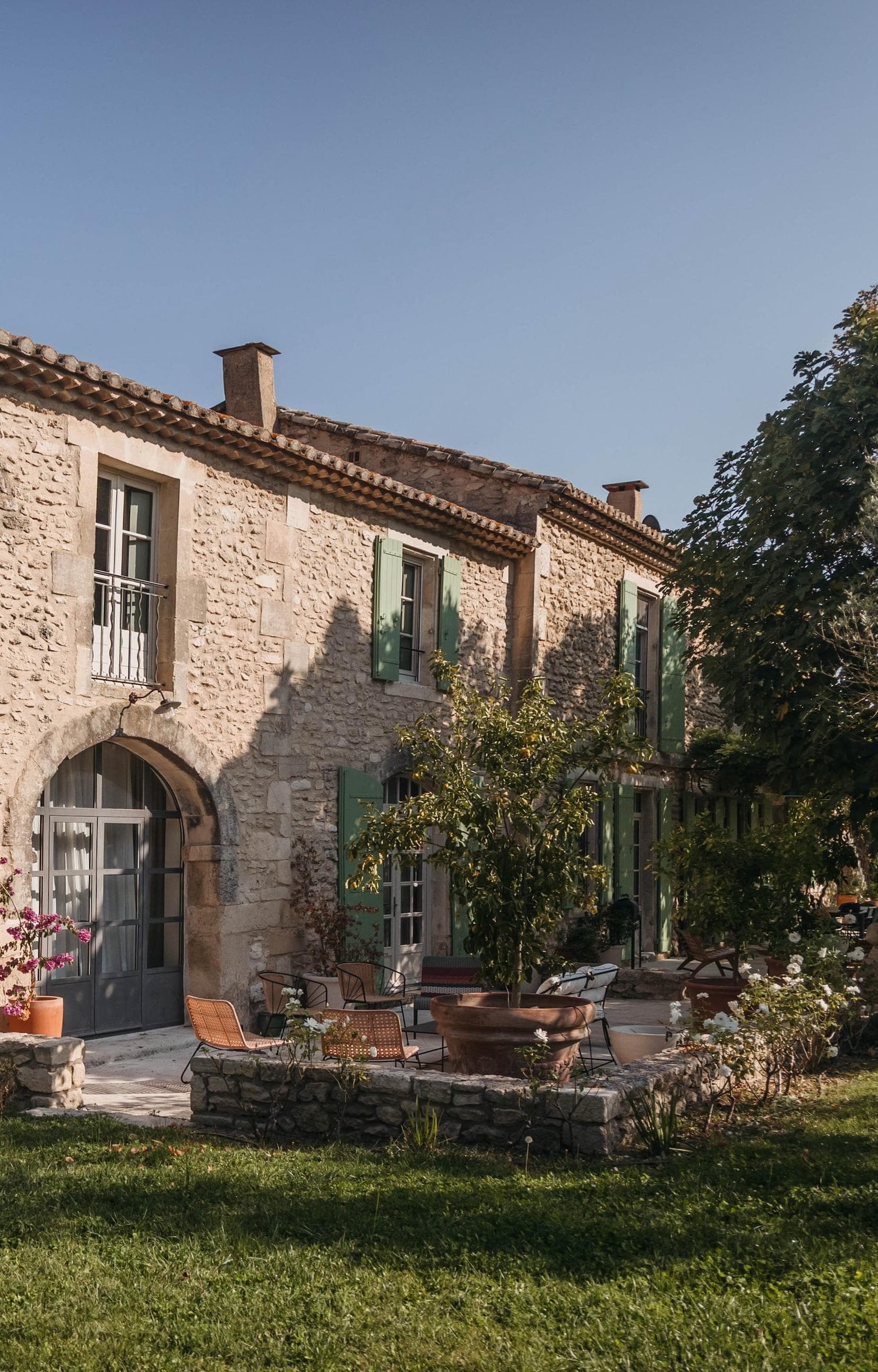 The mas surrounded by olive trees. © Elsa Cadic
