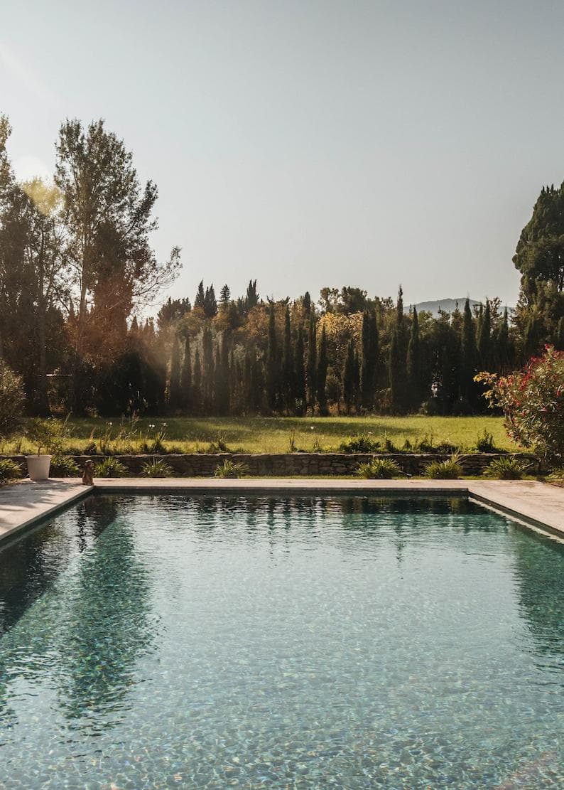 The swimming pool with its view over the Alpilles. © Elsa Cadic
