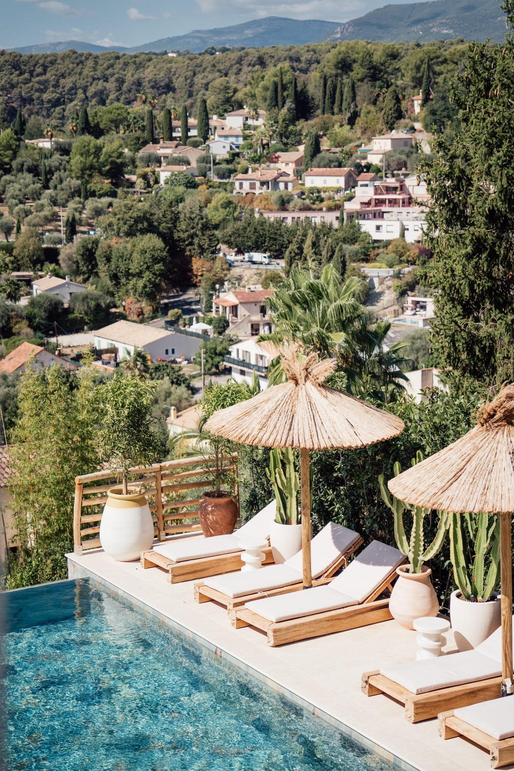 Vue sur Saint-Paul-de-Vence depuis la piscine des Restanques.