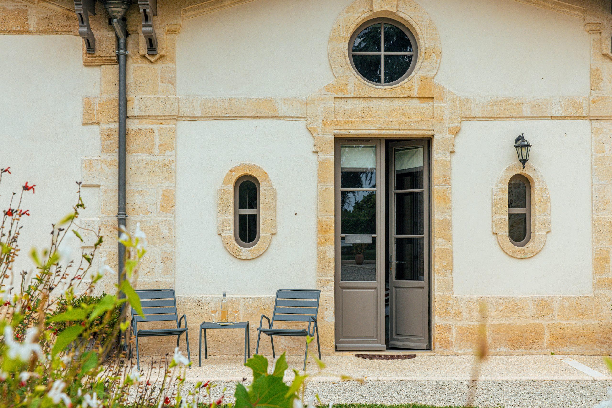 Facade de pierre blanche de la maison de maître du Clos MarcampsWhite stone facade of the Clos Marcamps mansion