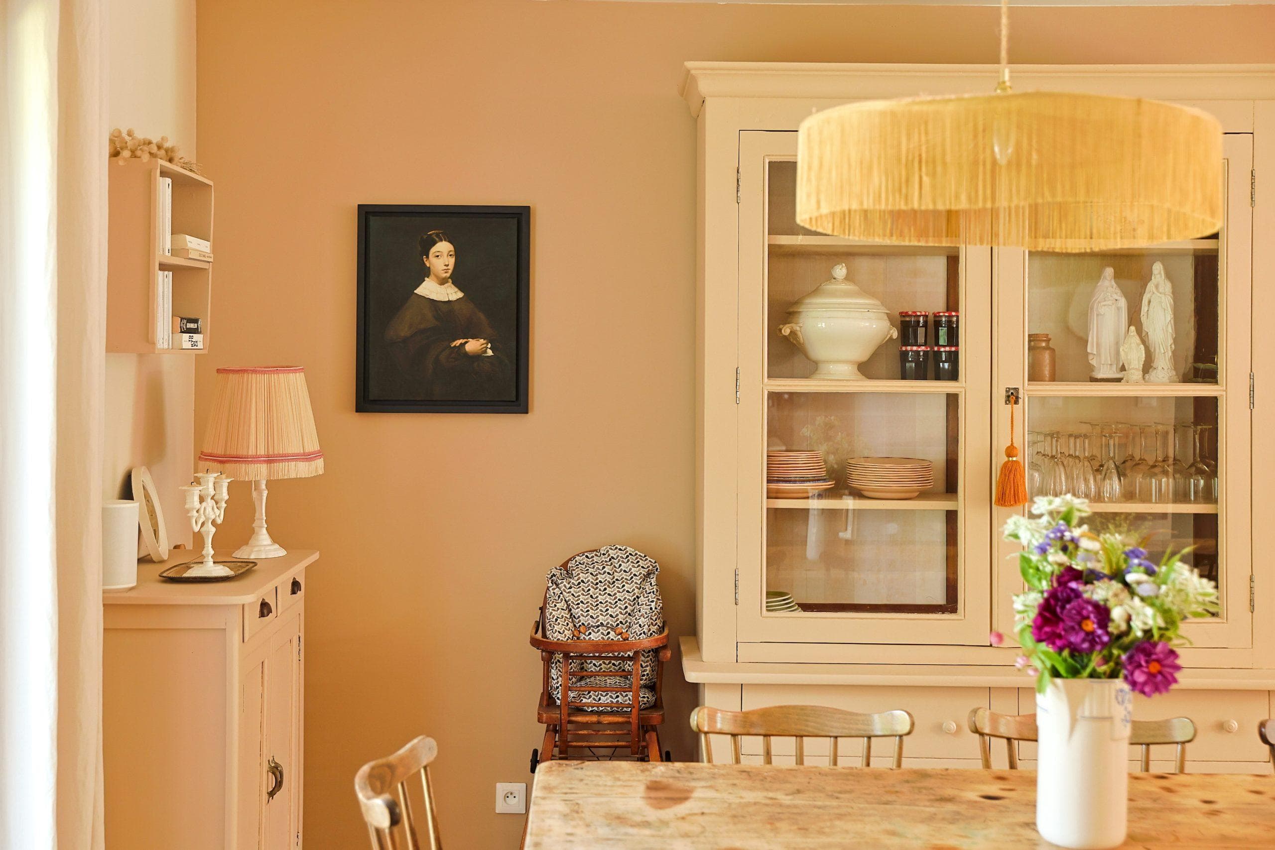 A dining room decorated with natural materials and colors