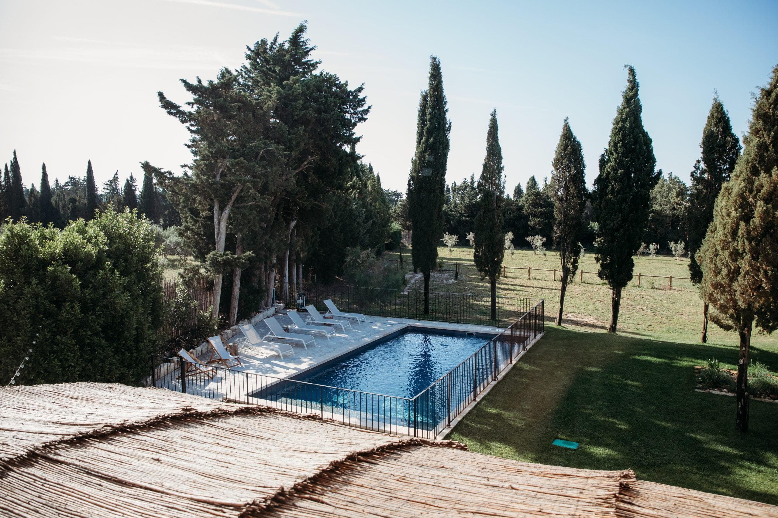 Vue sur le jardin, la foret et la piscine