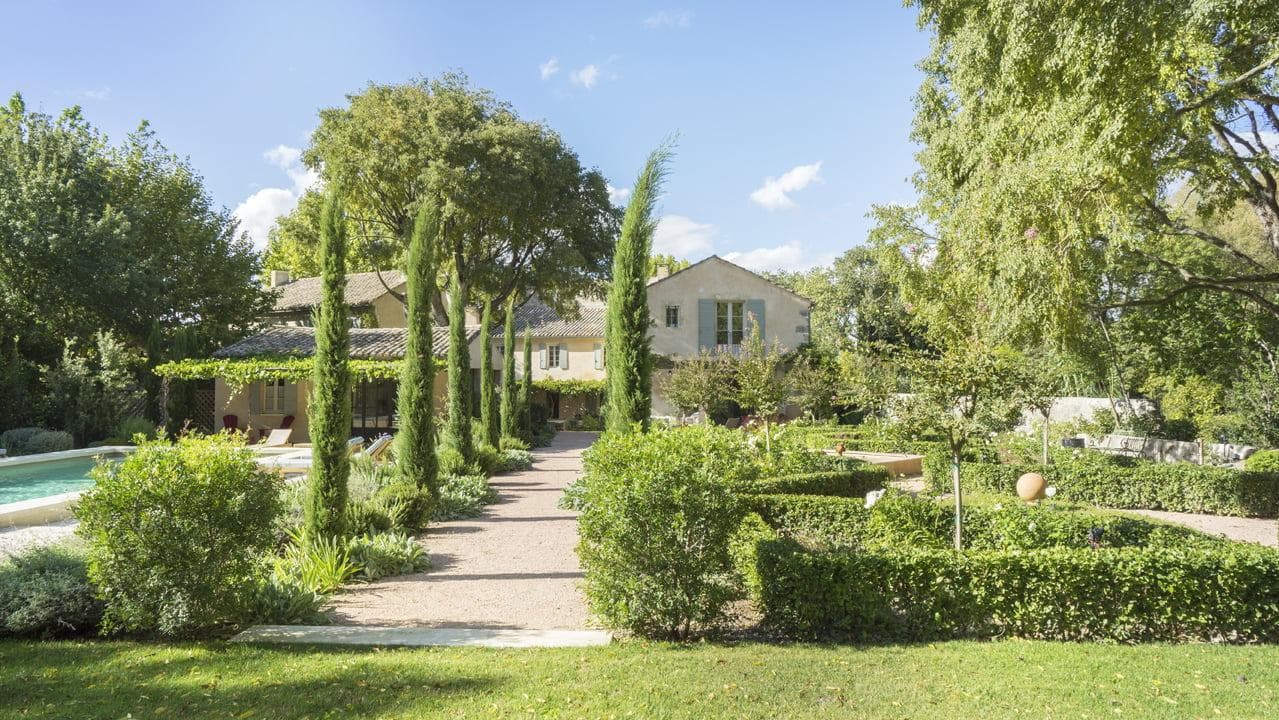 Le jardin luxuriant du Mas le Gaudre.