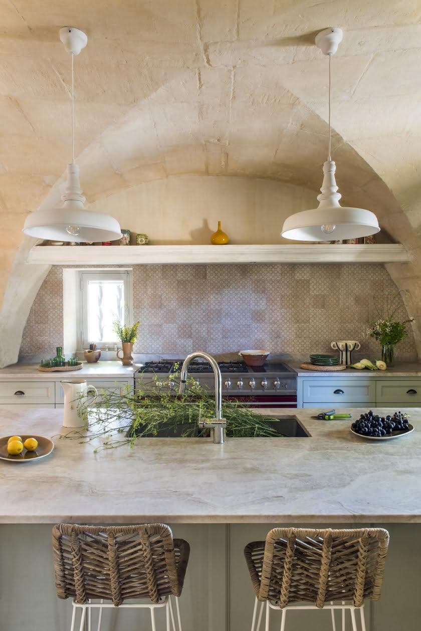La cuisine dont la voûte d’origine a été reproduite. Le grand îlot central permet de cuisiner à plusieurs, dans la joie et le bonne humeur !