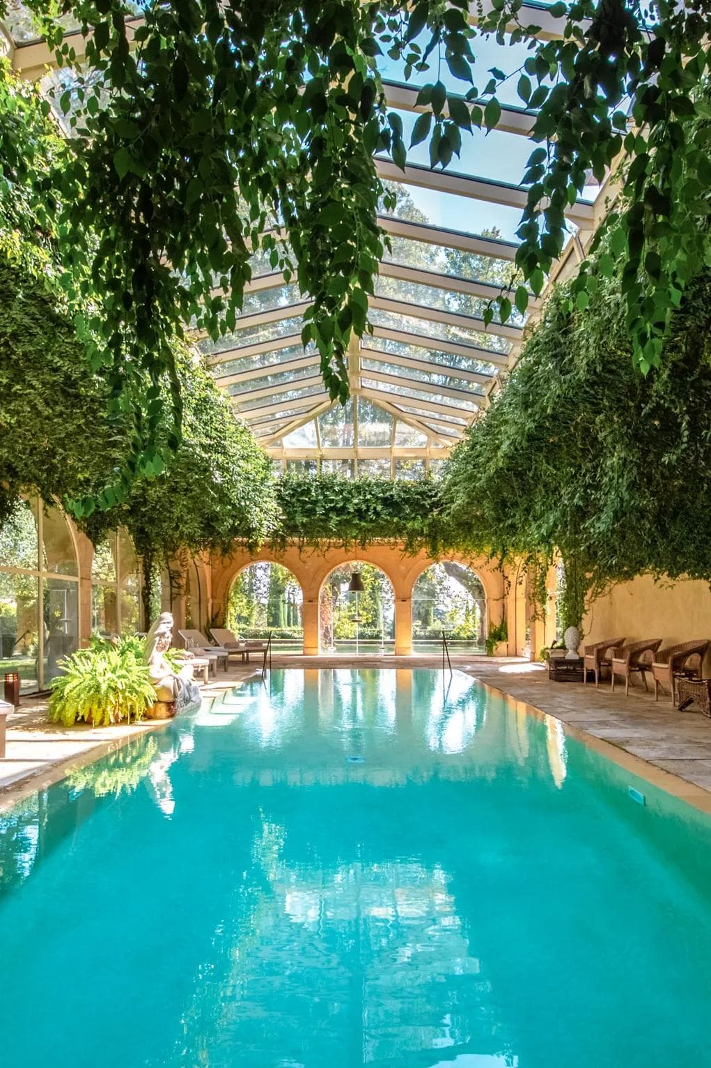 L’une des trois piscines du domaine à l’ambiance de serre tropicale.