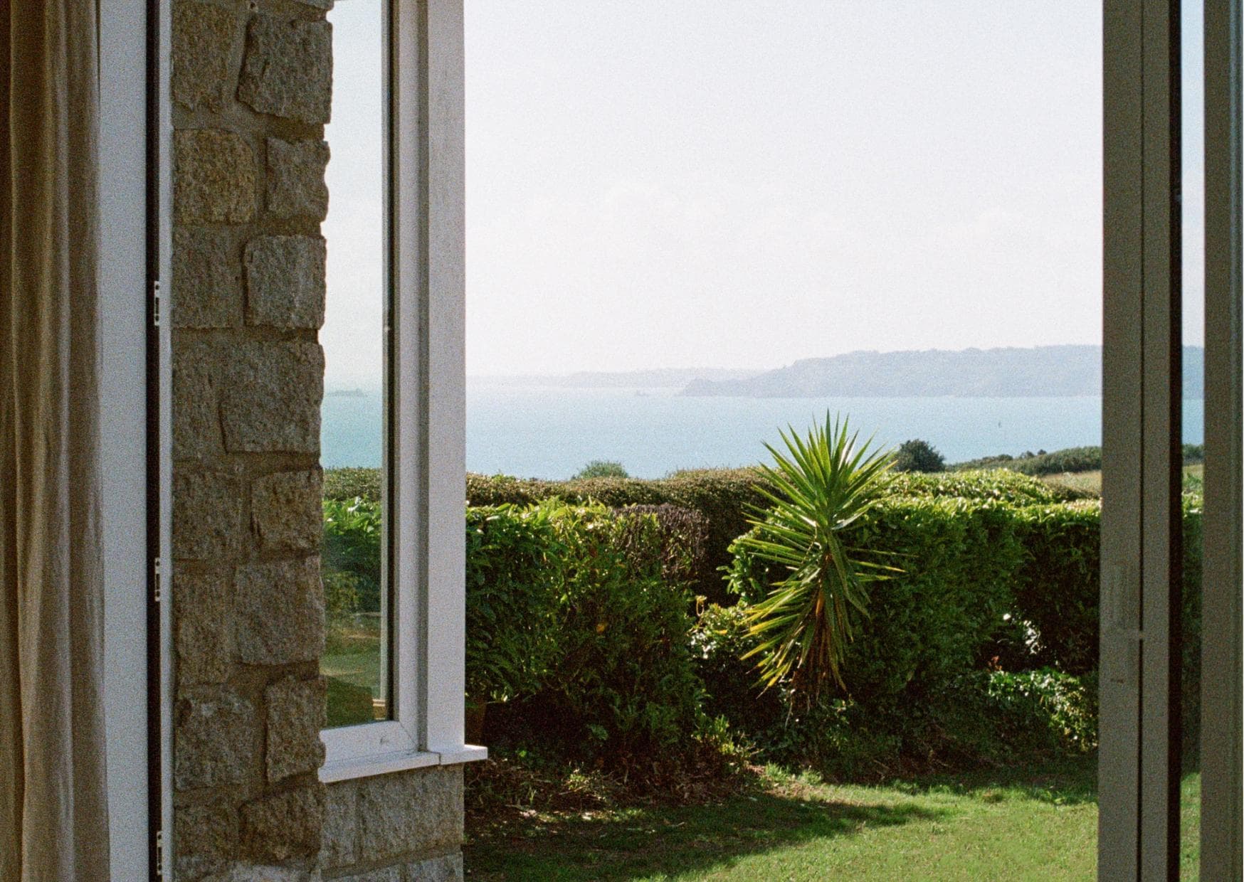 Vue depuis la maison : jardin, mer, côte