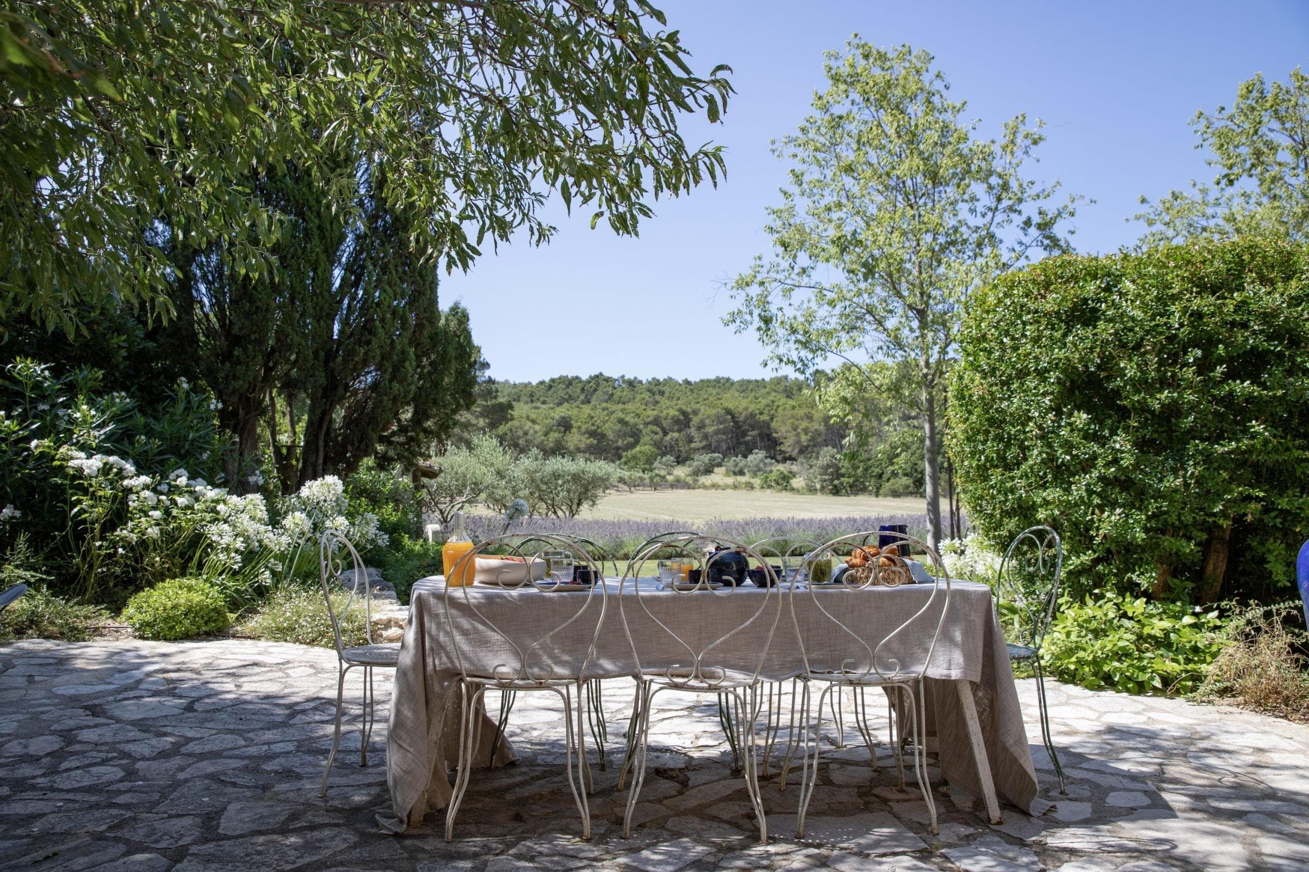 Lunch in the great outdoors at Mas de Cinq Sous.