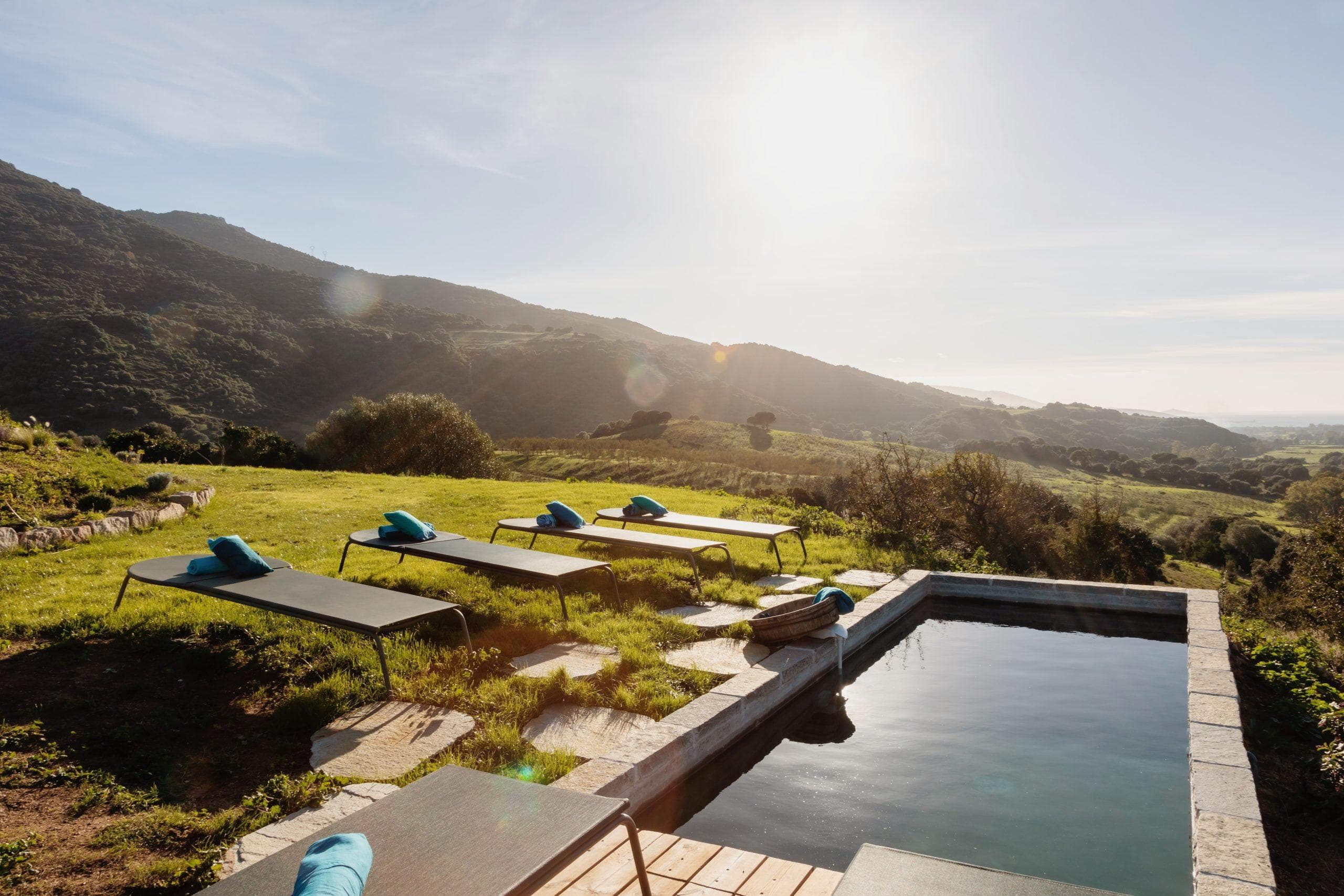 Entre pierres locales et jardin luxuriant, la piscine intimiste d’U Mulinu Casanelli révèle le charme brut de la Corse. © Sylvain-alessandri