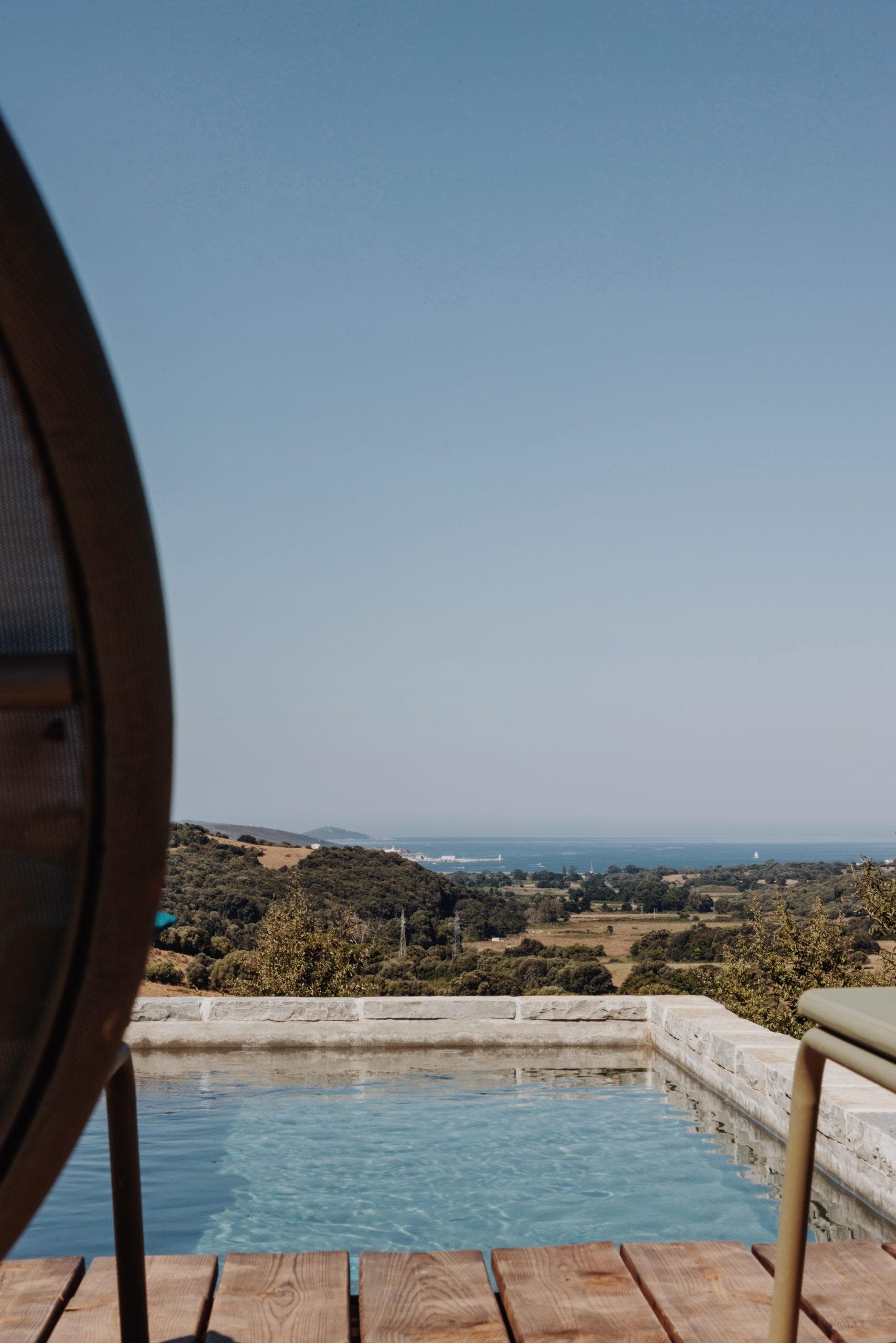 Une vue sur mer de la maison U mulinu Casanelli directement depuis la piscine. © Sylvain-Alessandri