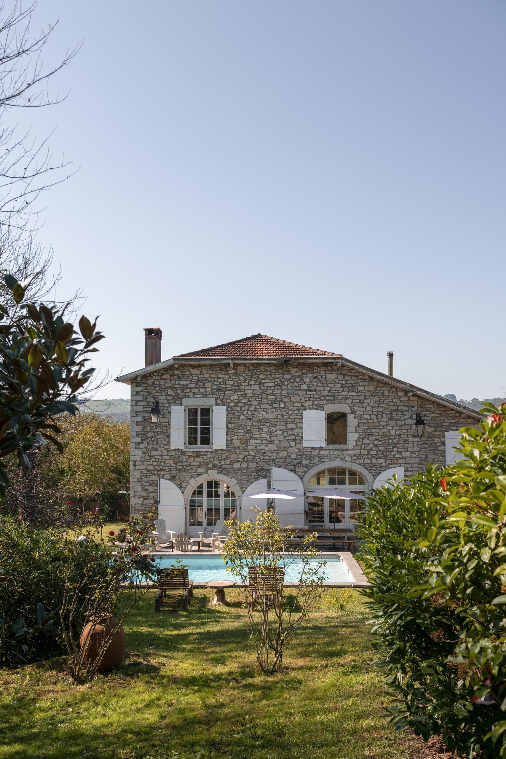 Yoga on the lawn or on the (spacious) terrace at Domaine de l’Ermitage. © Julien Fernandez / Amandine et Jules