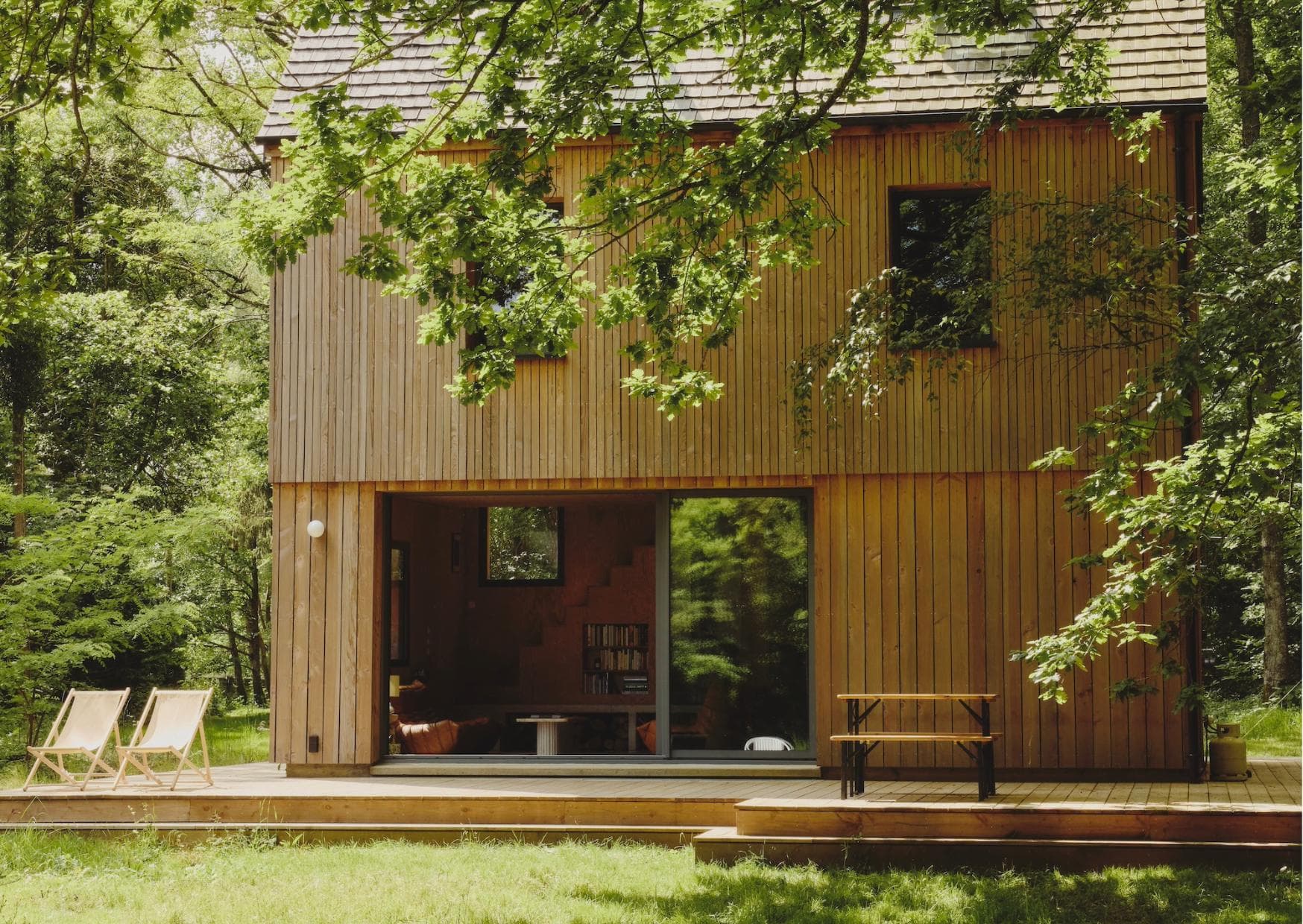 Maison Sauvage entre les arbres. © Valentin Le Cron