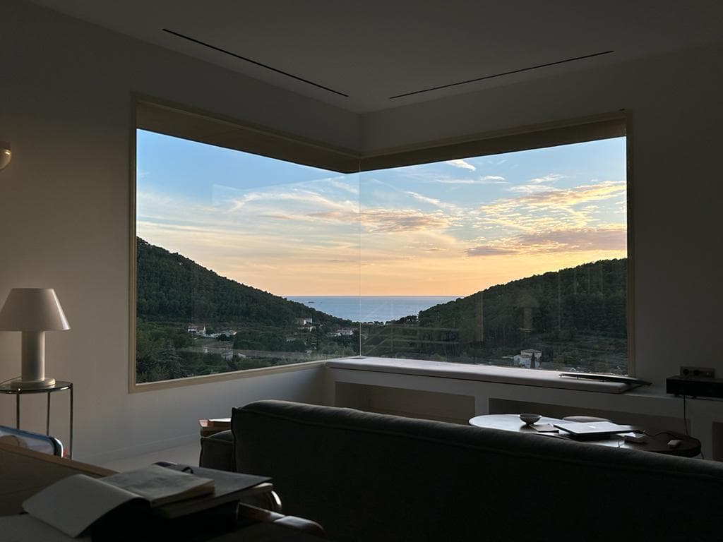 La vue sur les collines et la mer depuis le salon de la Villa Anémone.