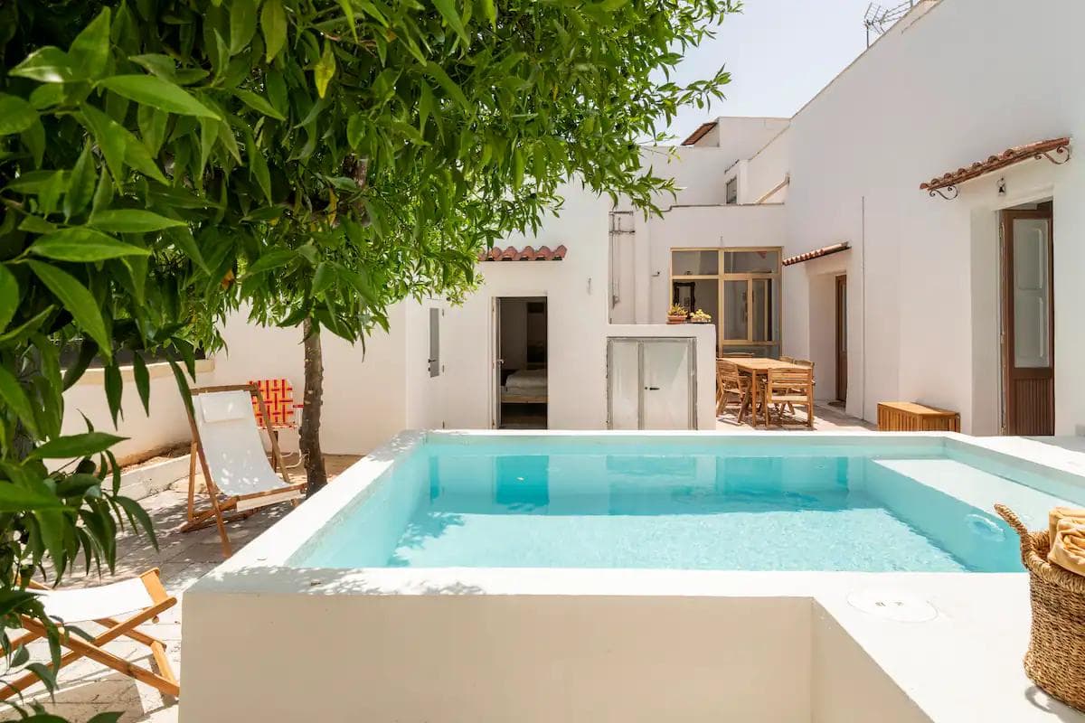 À Maison Manara, un luxe en ville : la cour dotée d'une piscine.
