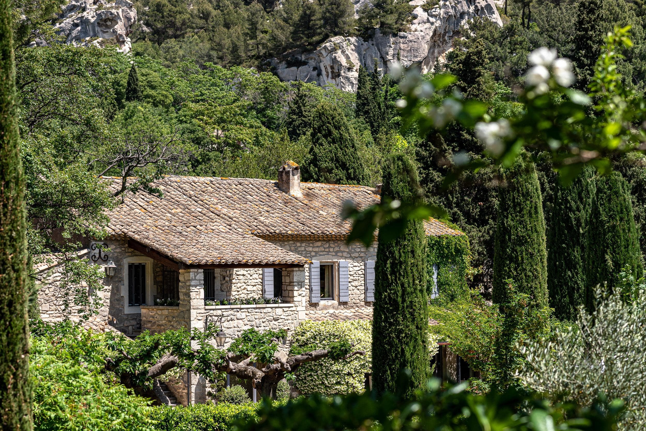 Vue extérieure de la maison entourée de nature