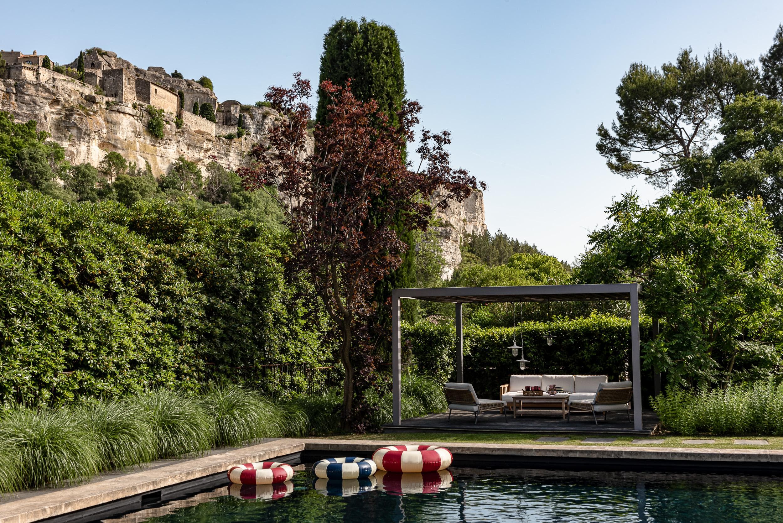 At L'Étoile des Baux, yoga is practiced indoors or outdoors under the Provençal sun.