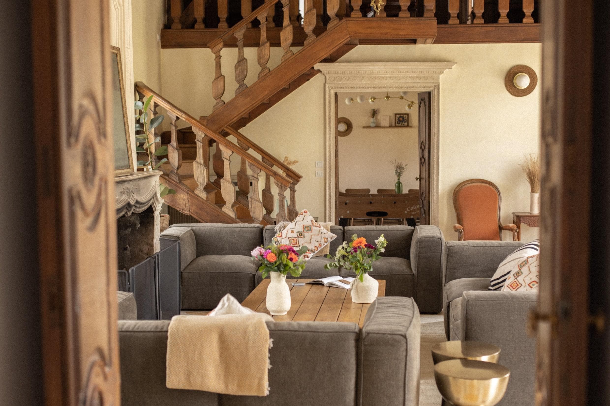 Cozy moments by the fireplace in La Rambolitaine’s living room.