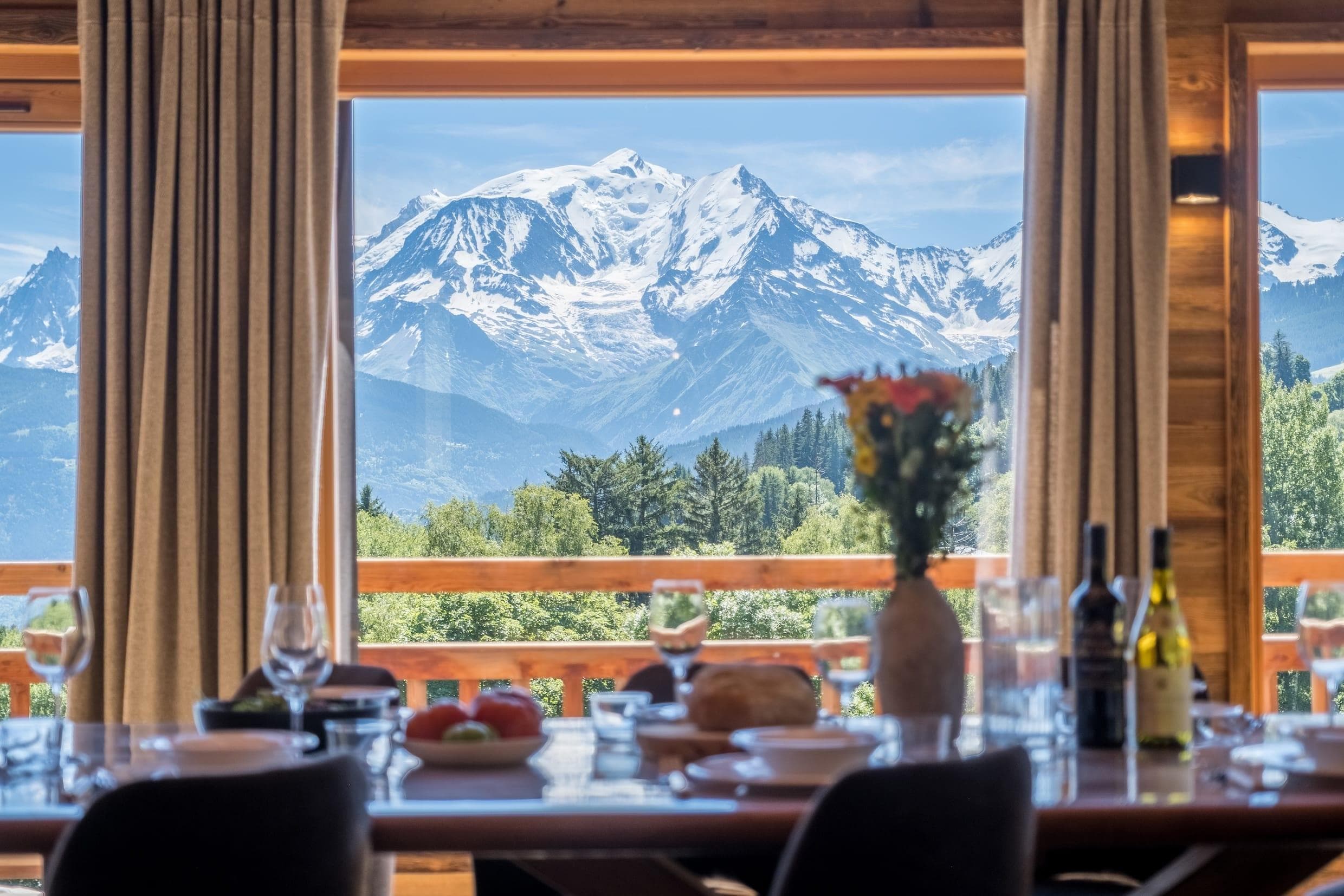 Au Chalet les Granges, on petit-déjeune avec une vue panoramique sur les montagnes.