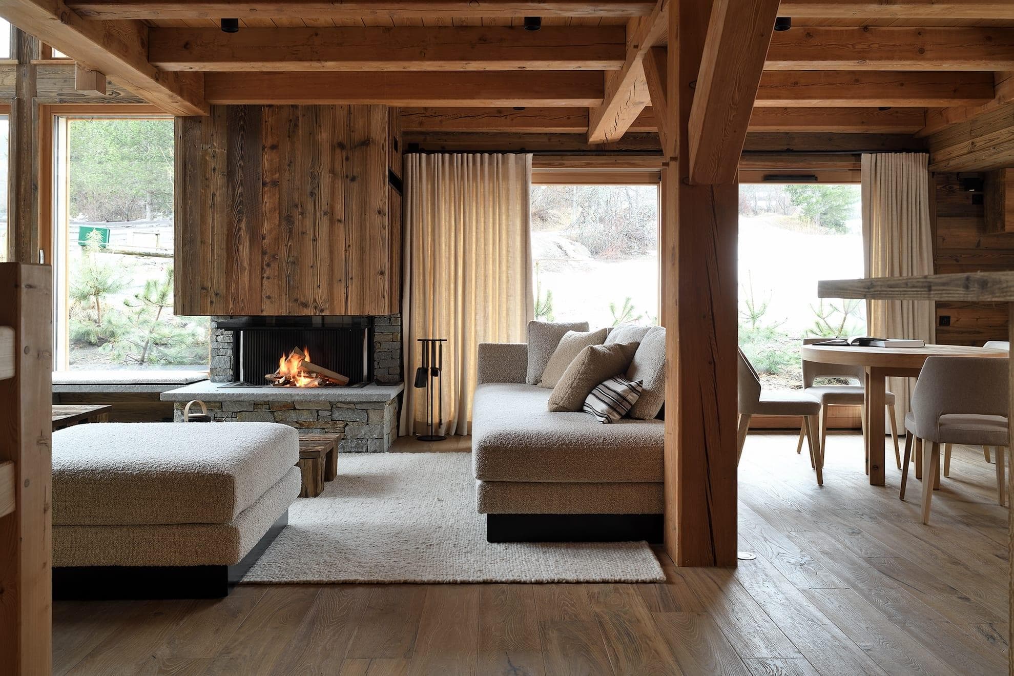 Le grand salon du Chalet Aravet où se réchauffer autour de la cheminée. © Studio Erick Saillet