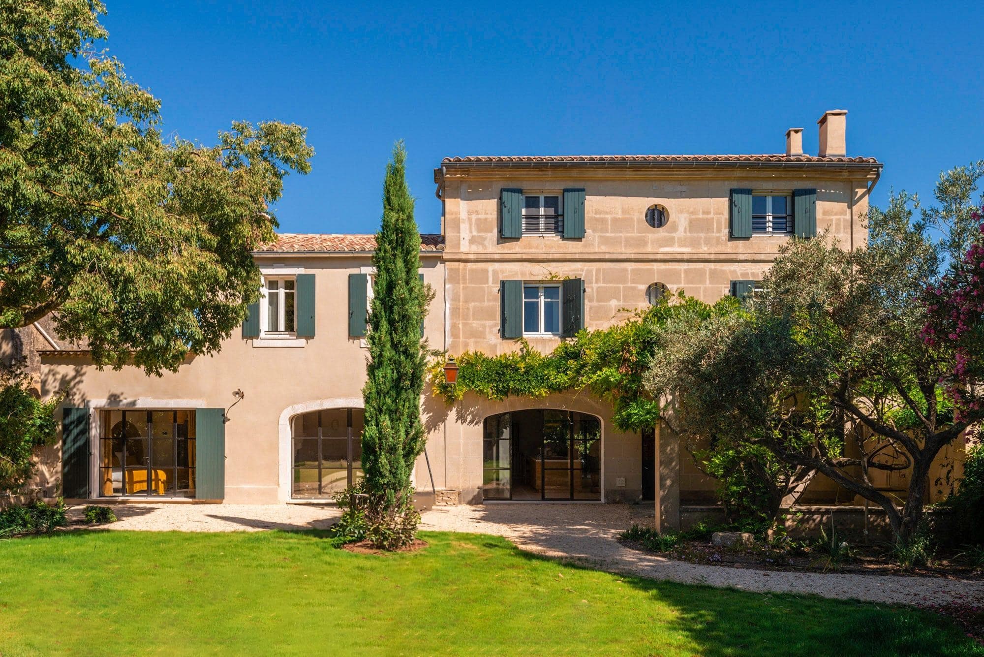 L’architecture en pierre, signature intemporelle de la Bastide Mirèio.