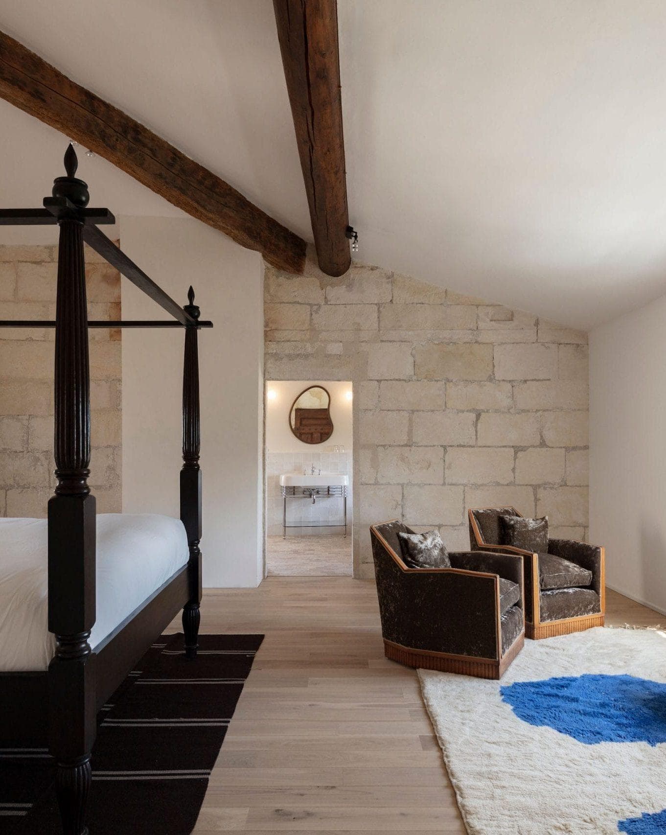 Sous les poutres centenaires, du mobilier à la pointe du confort.