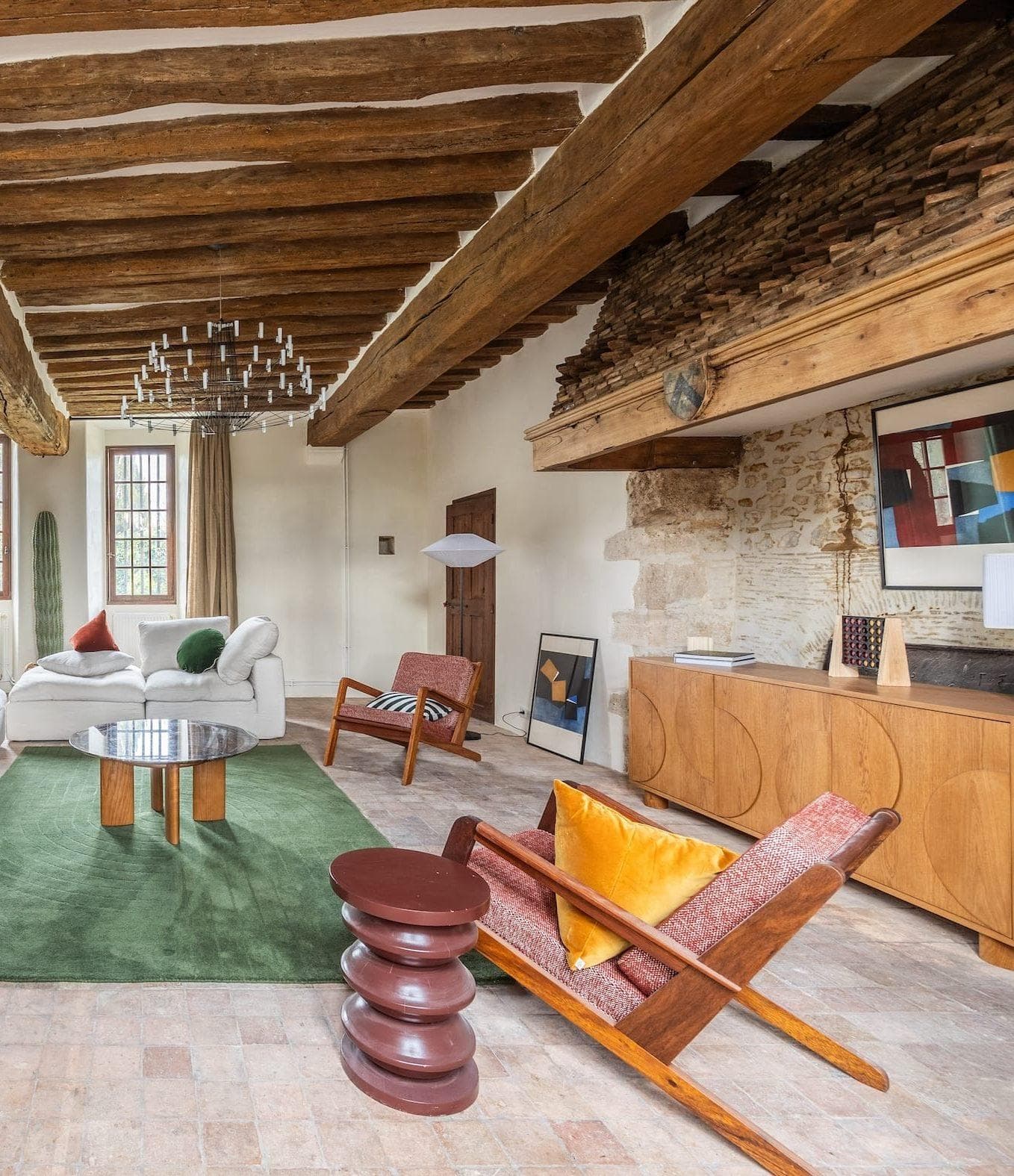 The vibrant living room of La Commanderie de Chanu.