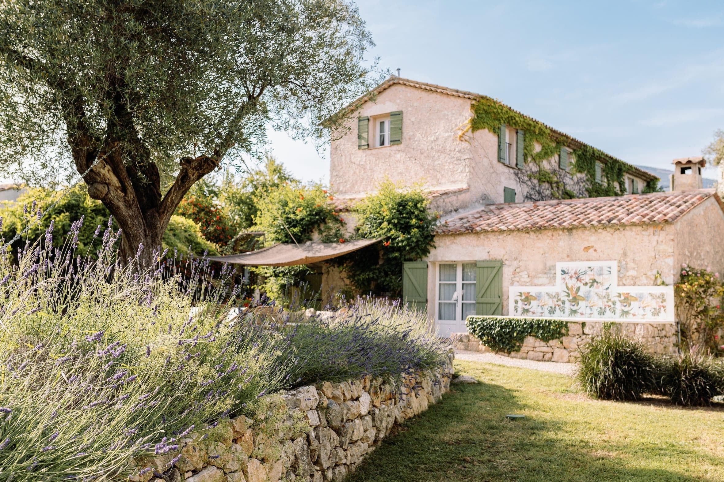 Maison Mastrorelli nichée entre lavandes et oliviers. © Caro Cuinet