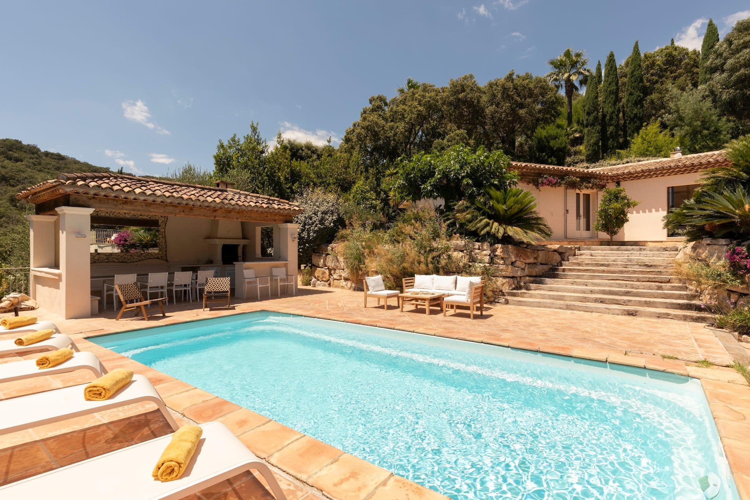 L’après-midi rêvée : soleil, piscine et pool house.