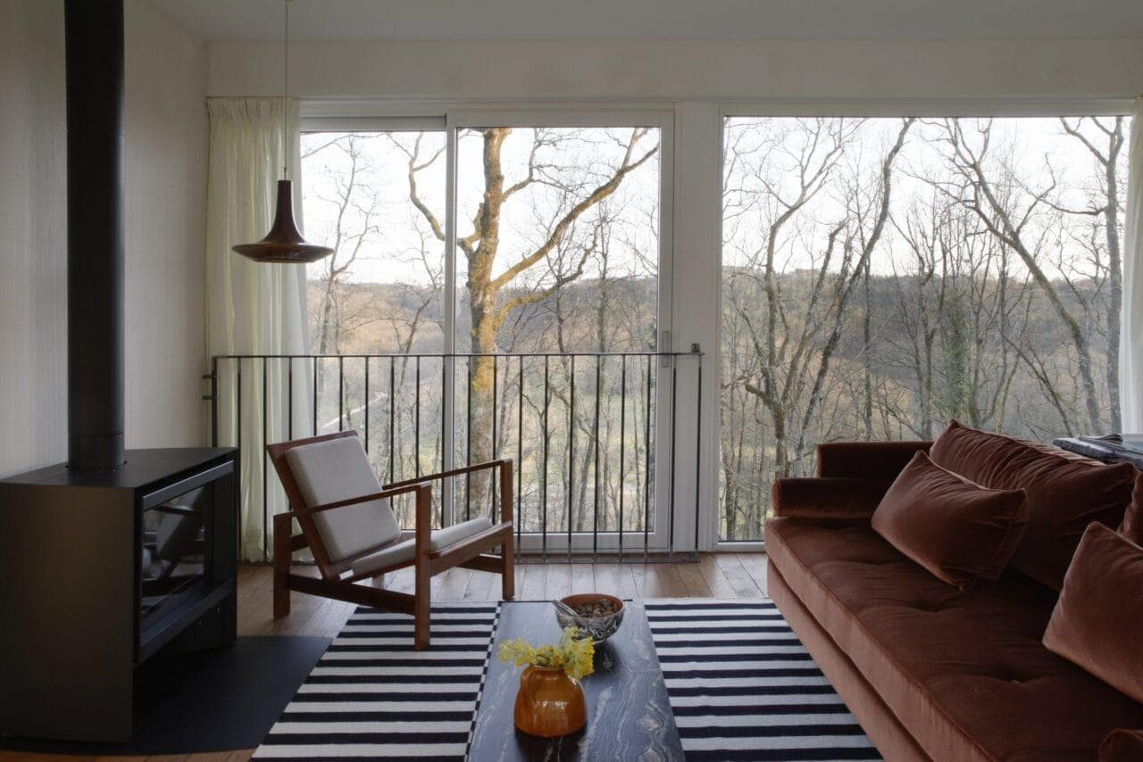 Le salon des Grands Chênes avec vue sur la chênaie.