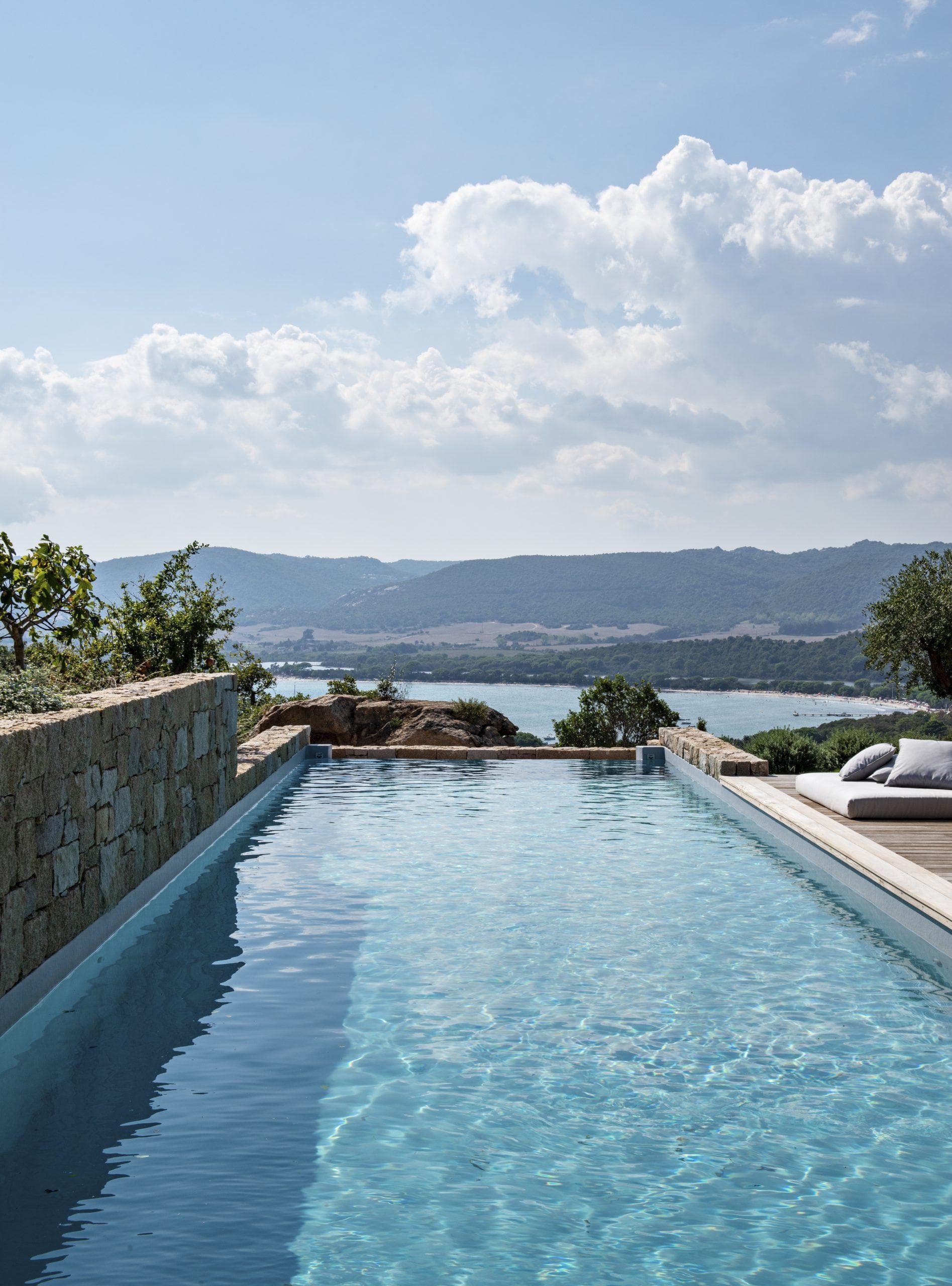 La magnifique piscine à débordement de la Villa Santa Giulia.