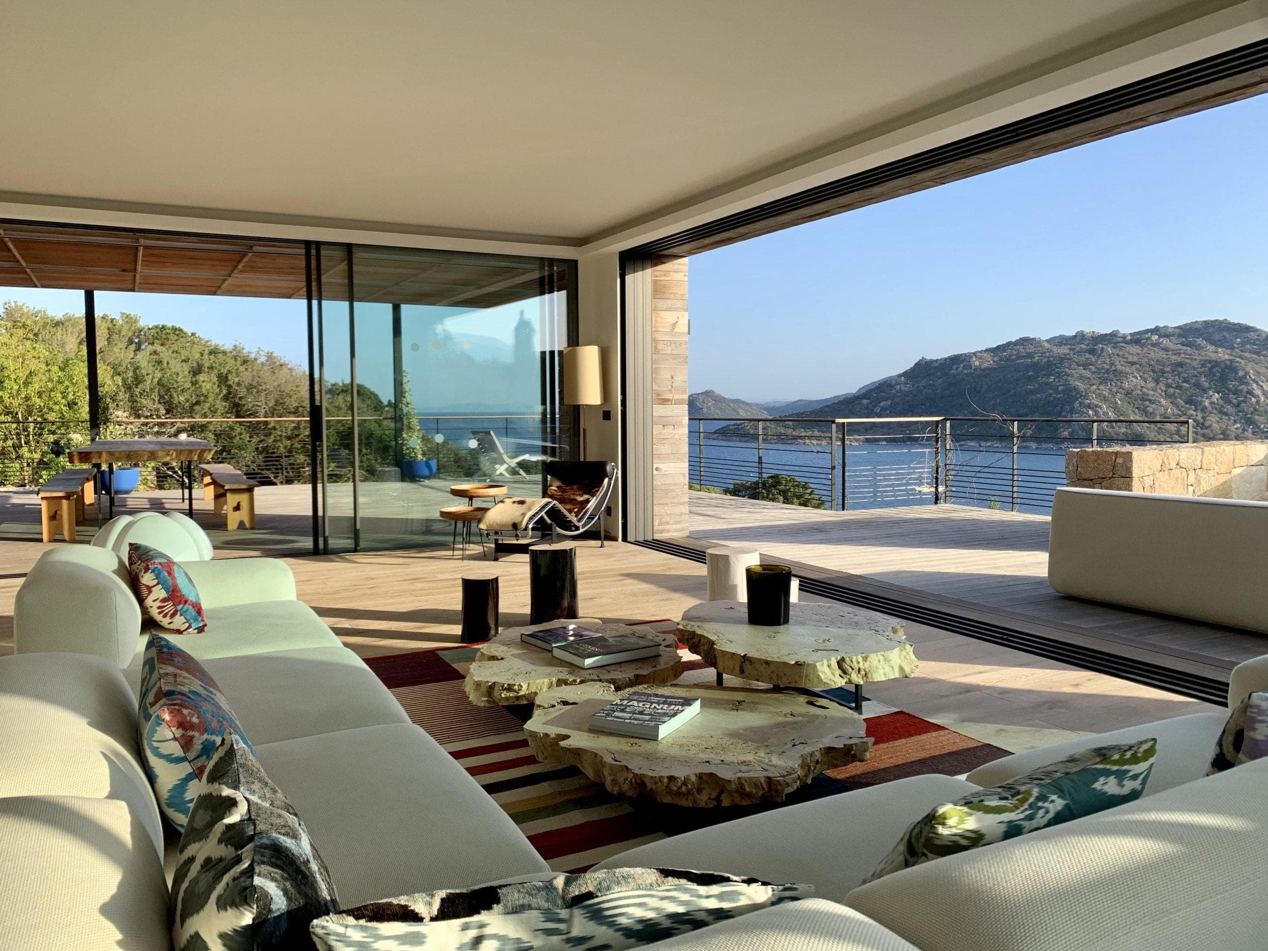Le salon de la villa Santa-Giulia, ouvert sur le golfe de Porto-Vecchio : luxe, lumière et horizon infini.