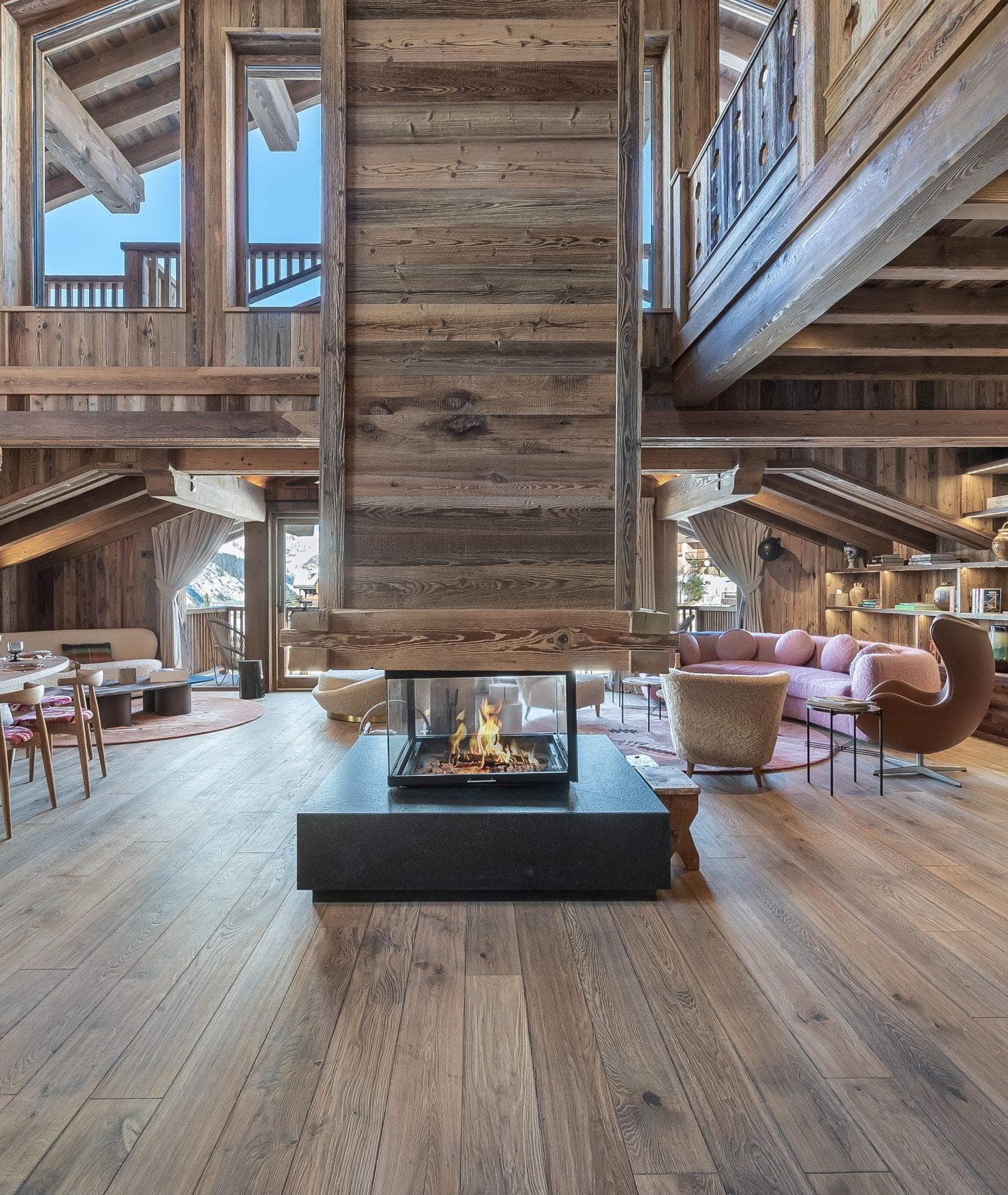 La grande cheminée centrale du Chalet Nanook.